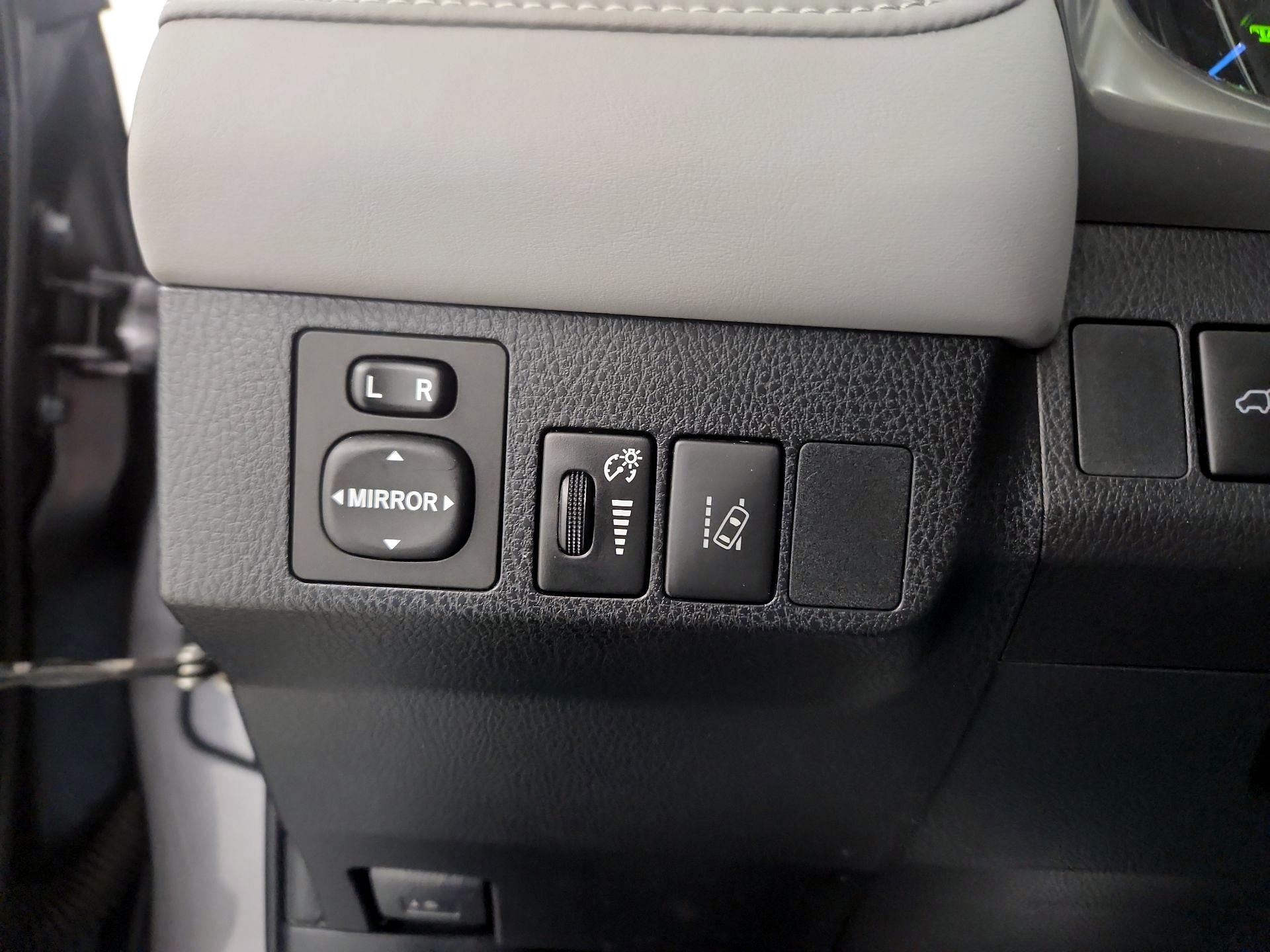 Thumbnail: 2018 Toyota RAV4 - 13