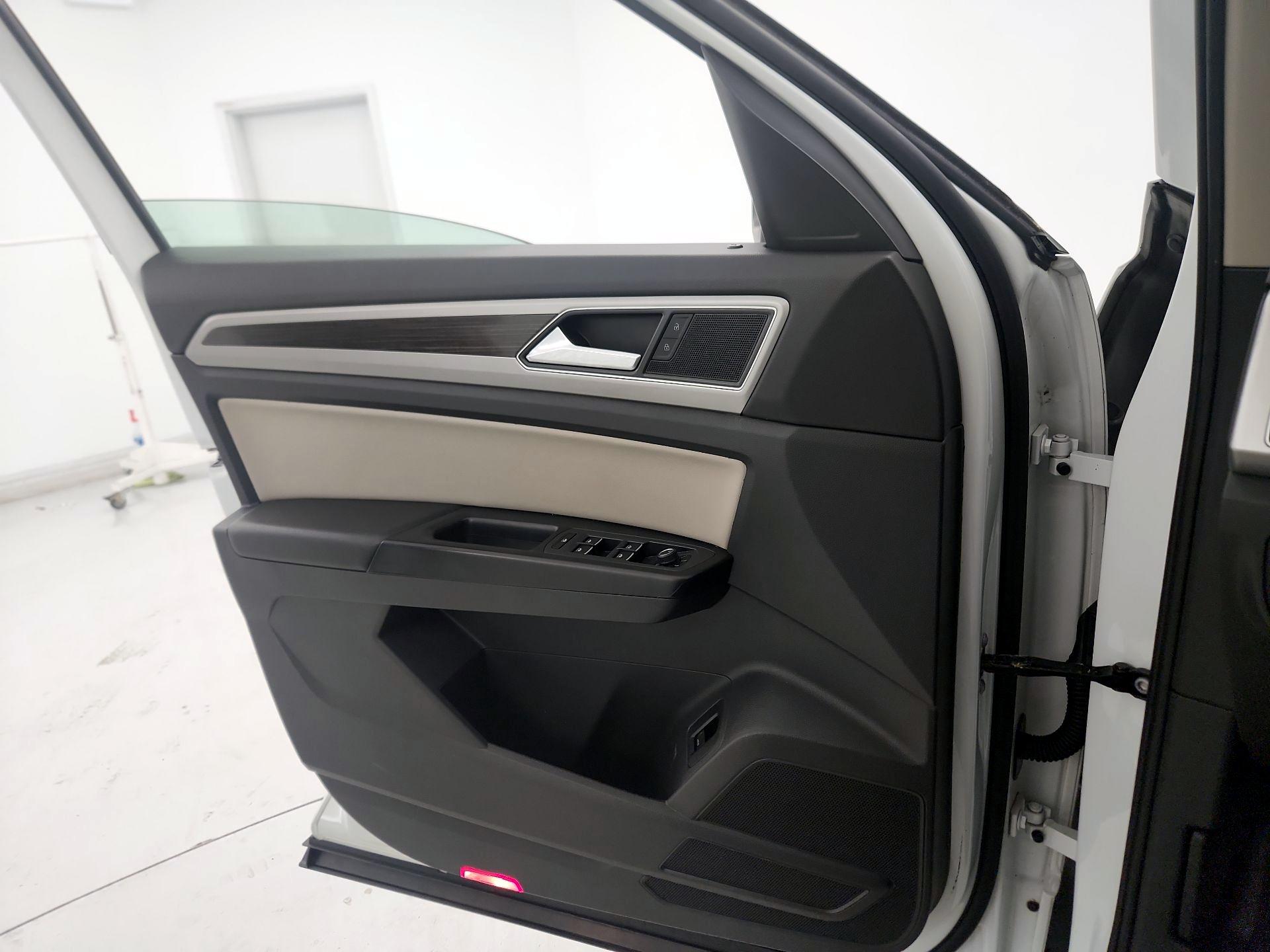 Thumbnail: 2018 Volkswagen Atlas - 12