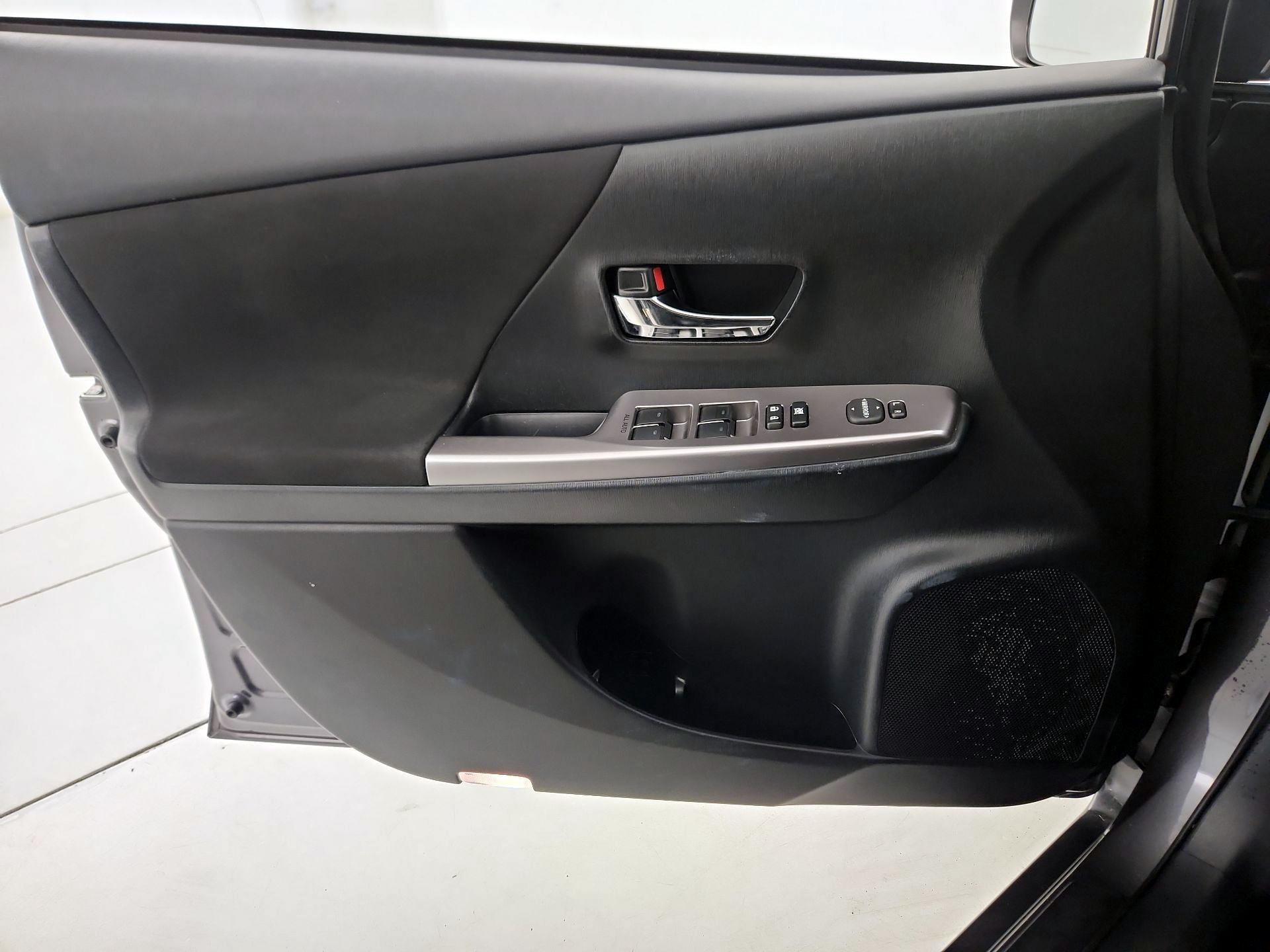 Thumbnail: 2015 Toyota Prius v - 12