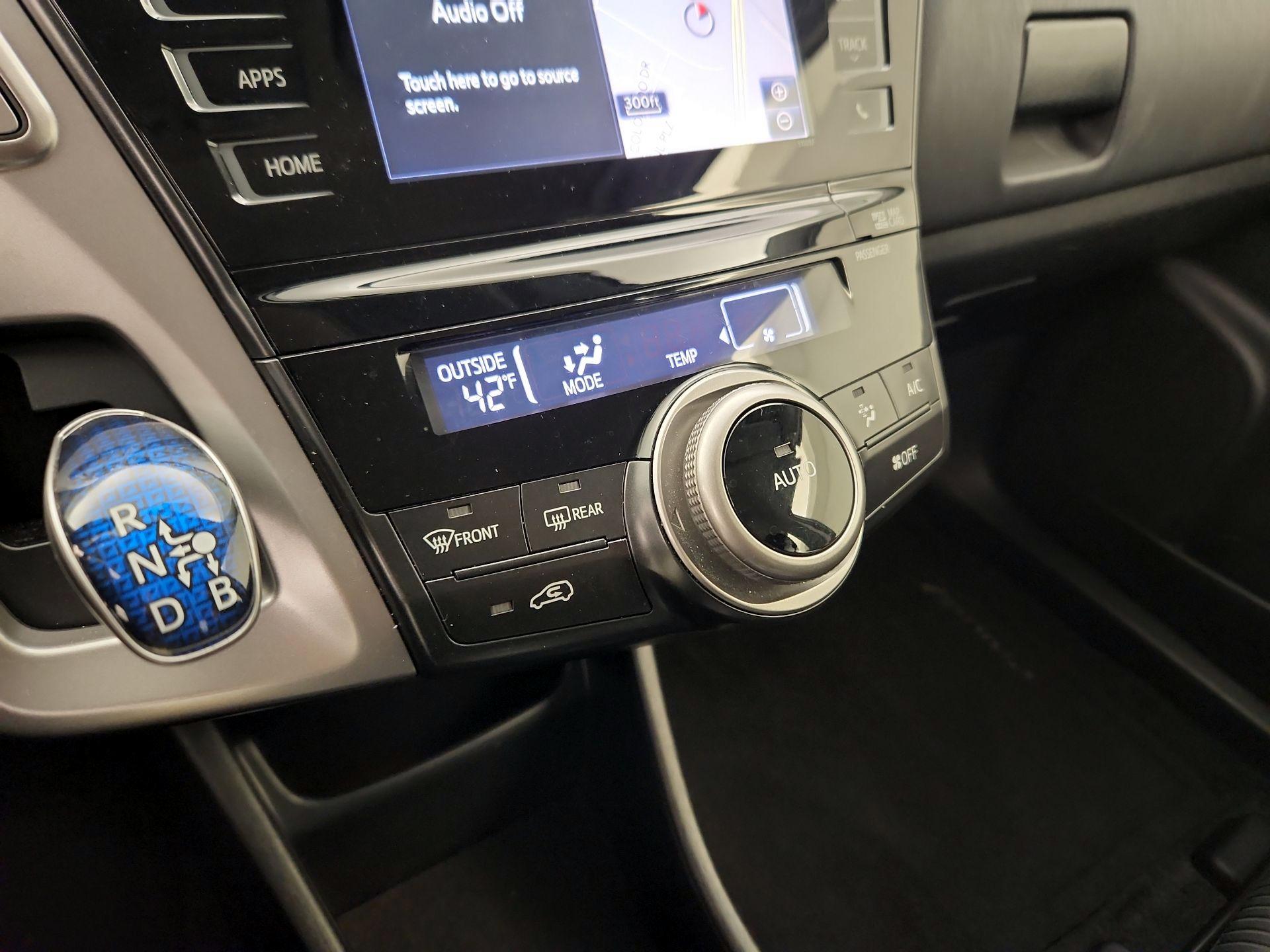 Thumbnail: 2015 Toyota Prius v - 17