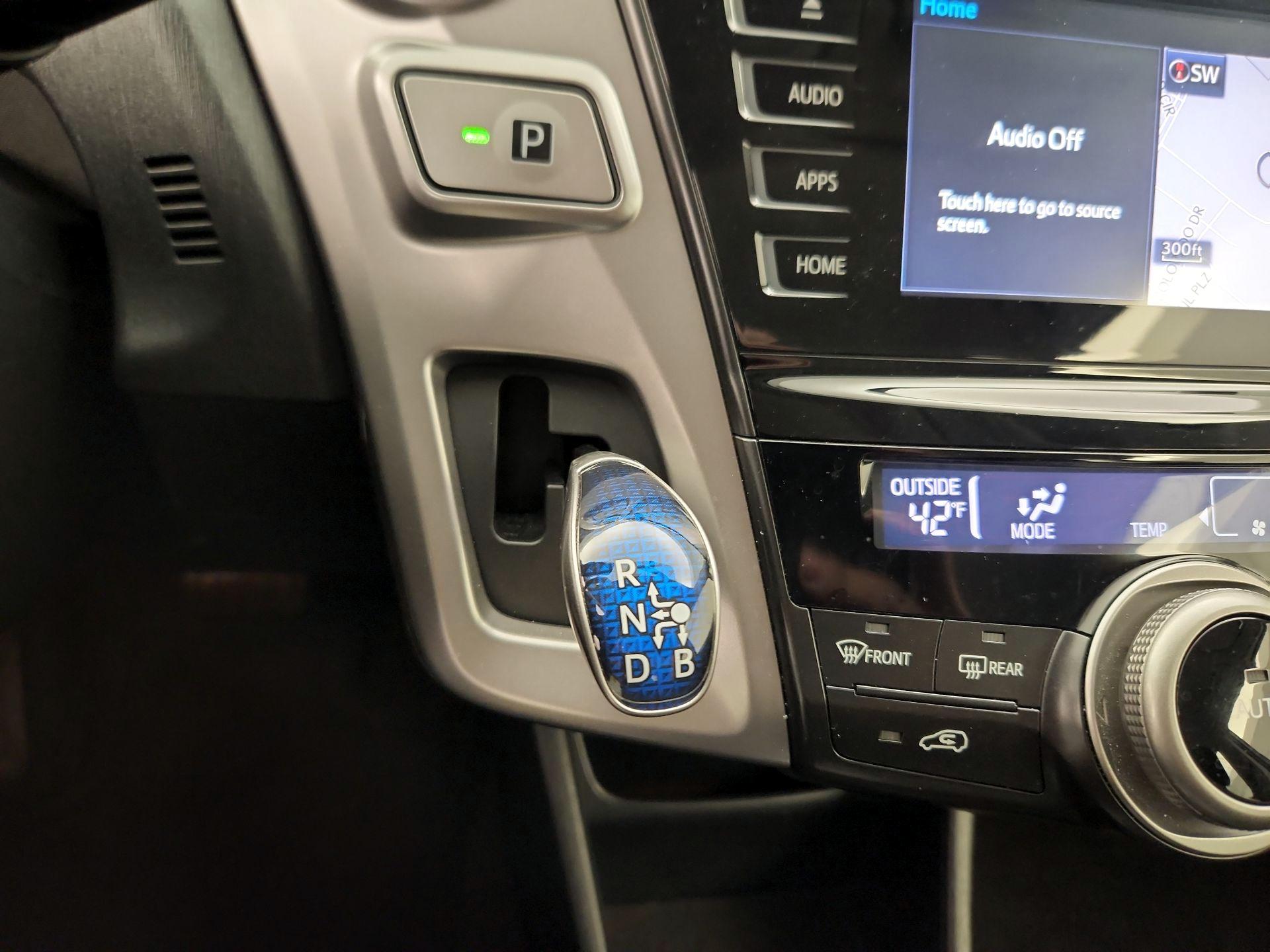 Thumbnail: 2015 Toyota Prius v - 18