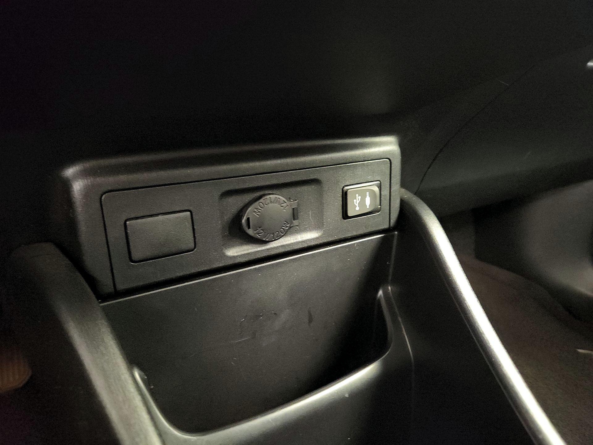 Thumbnail: 2015 Toyota Prius v - 19