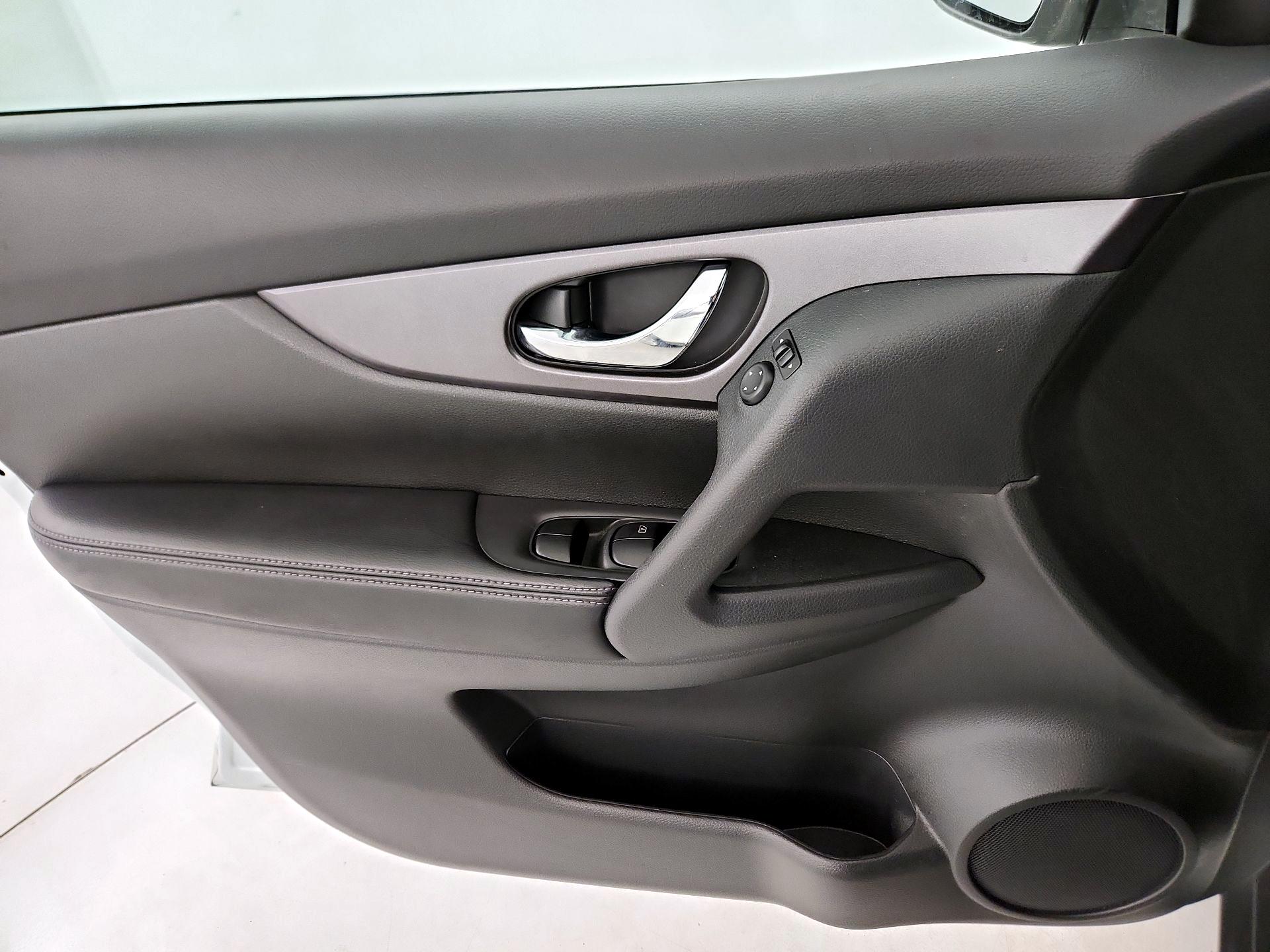 Thumbnail: 2016 Nissan Rogue - 12