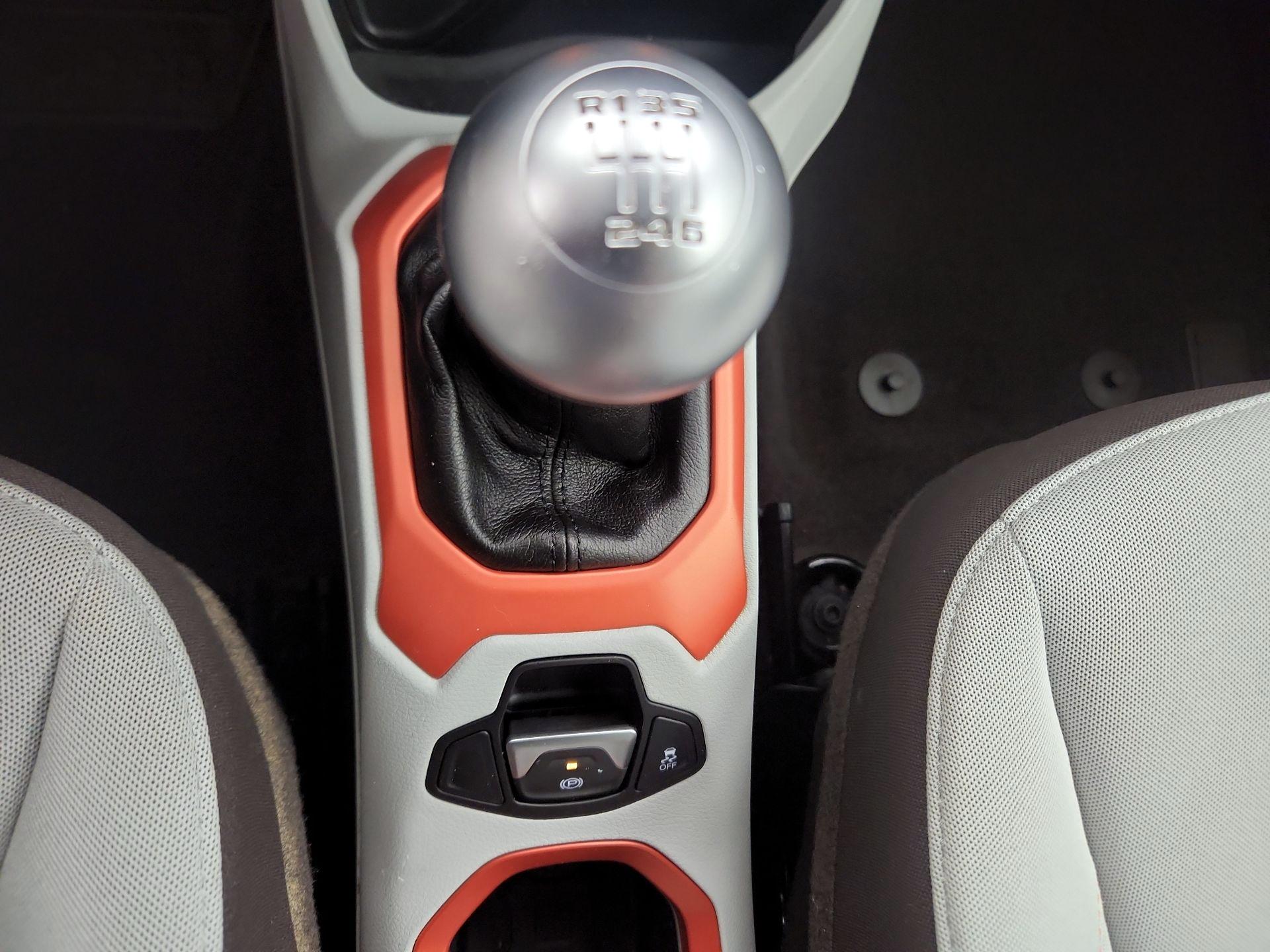 Thumbnail: 2016 Jeep Renegade - 17