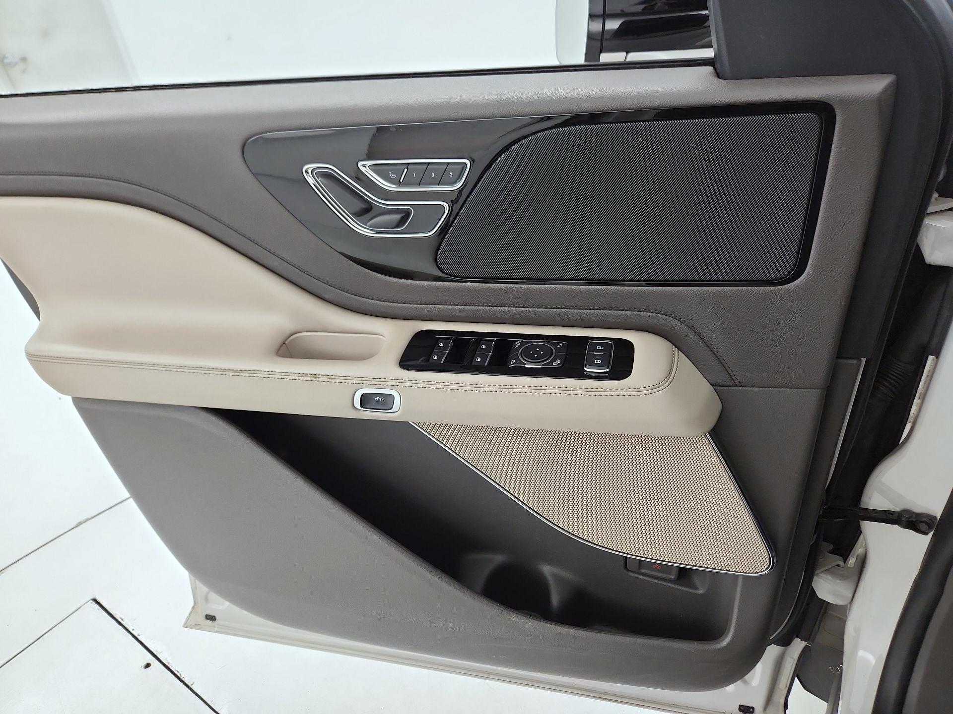 Thumbnail: 2022 Lincoln Aviator - 12