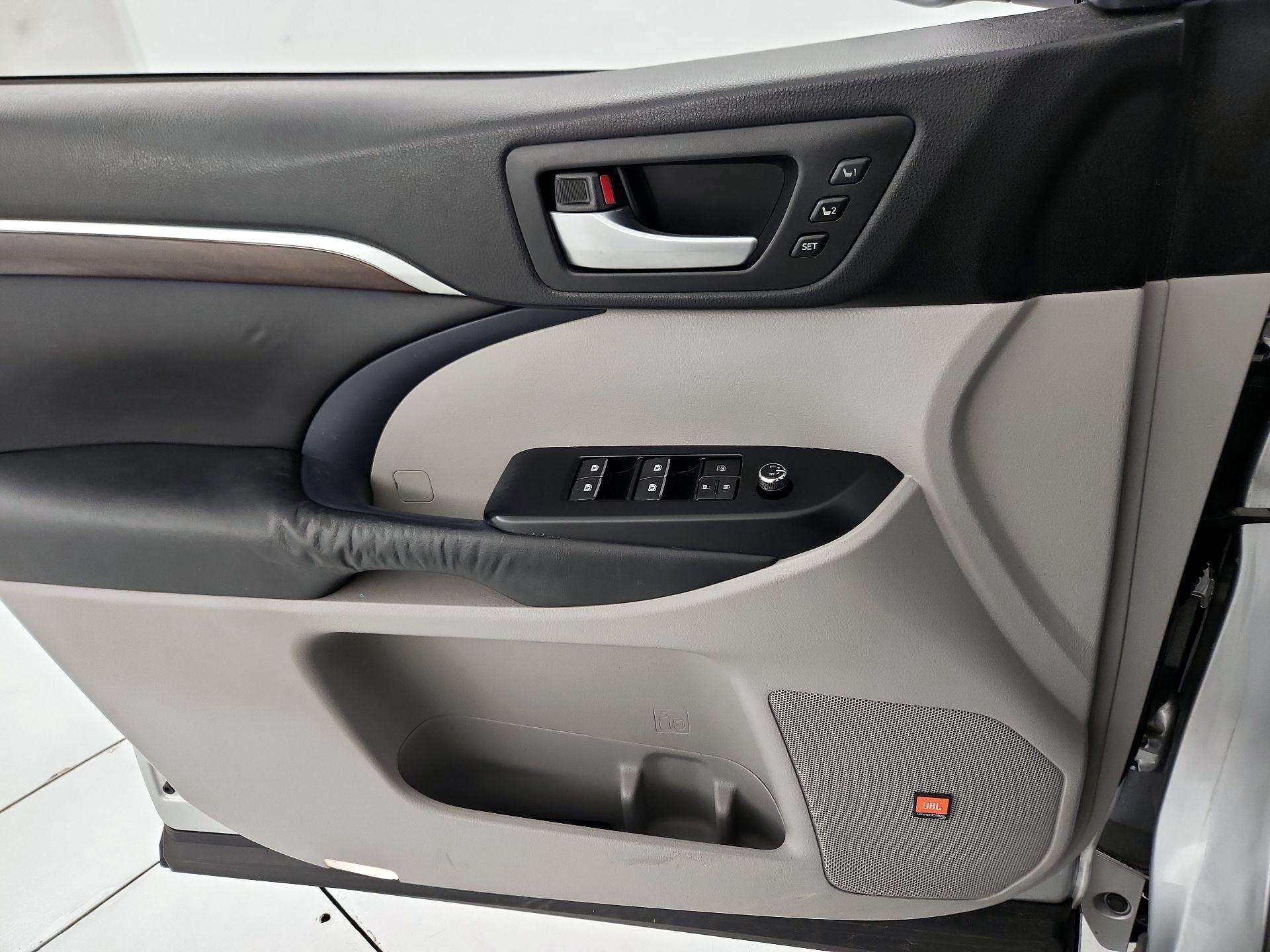 Thumbnail: 2015 Toyota Highlander - 12