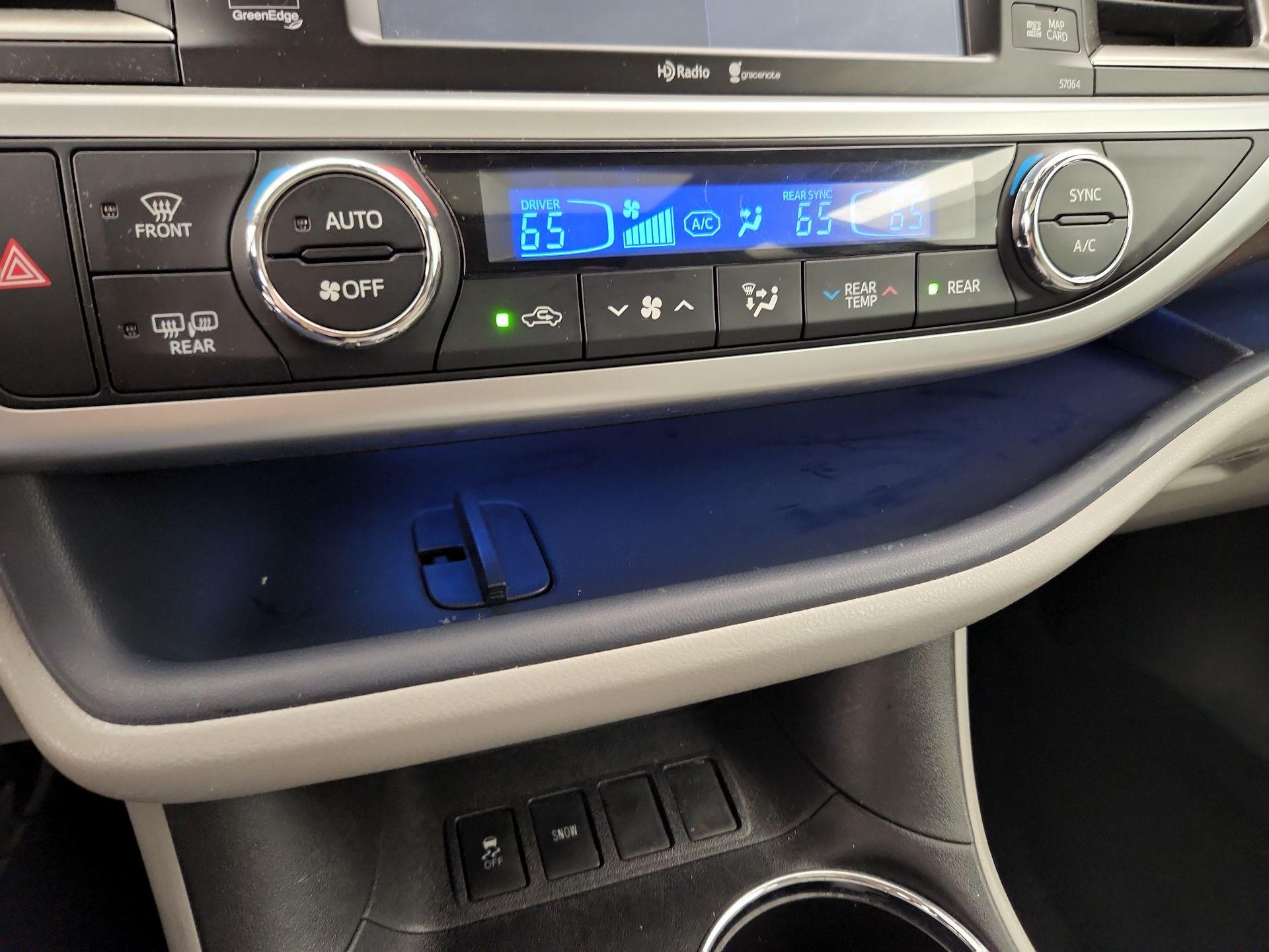 Thumbnail: 2015 Toyota Highlander - 17