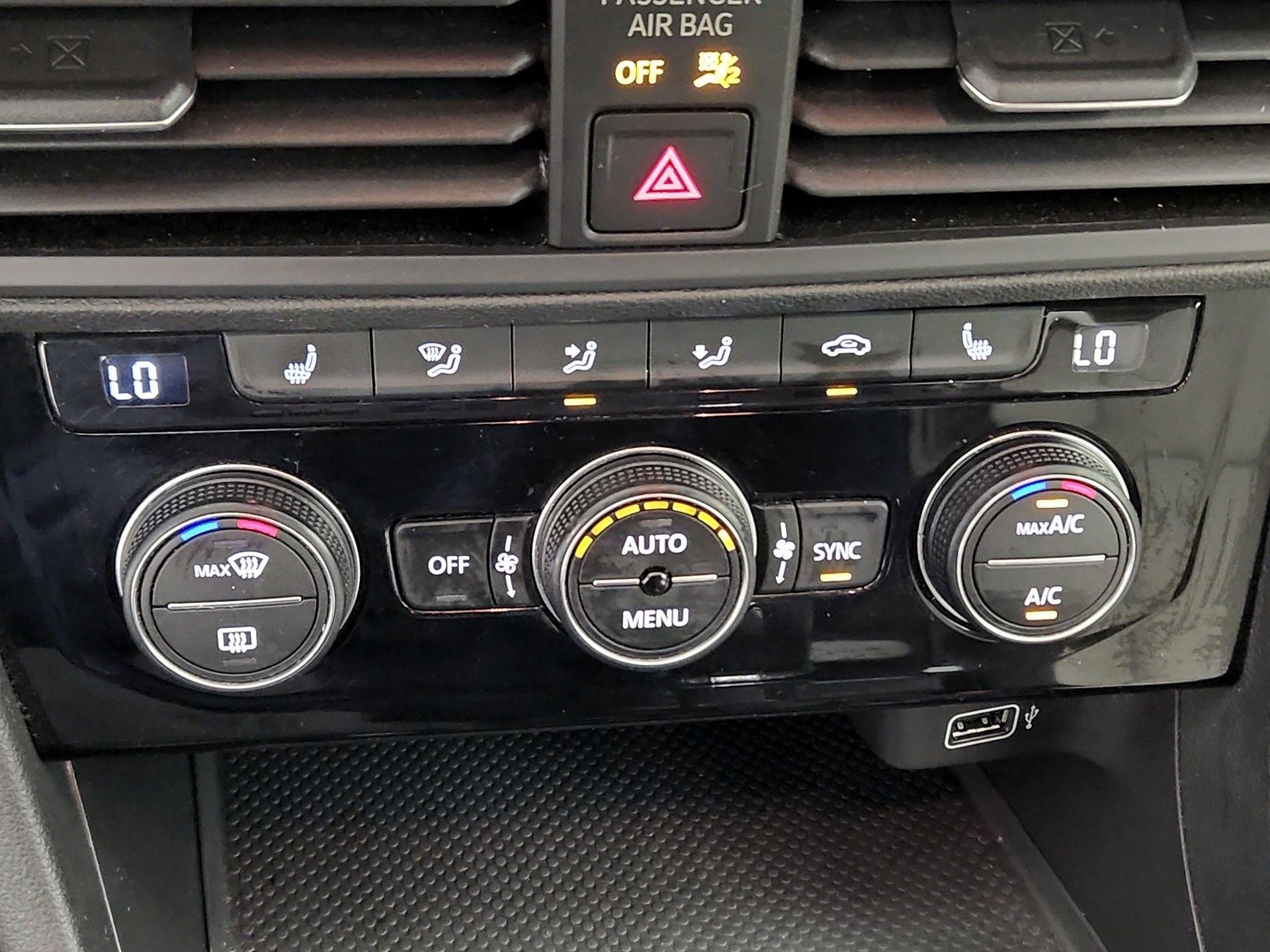 Thumbnail: 2019 Volkswagen Jetta - 16