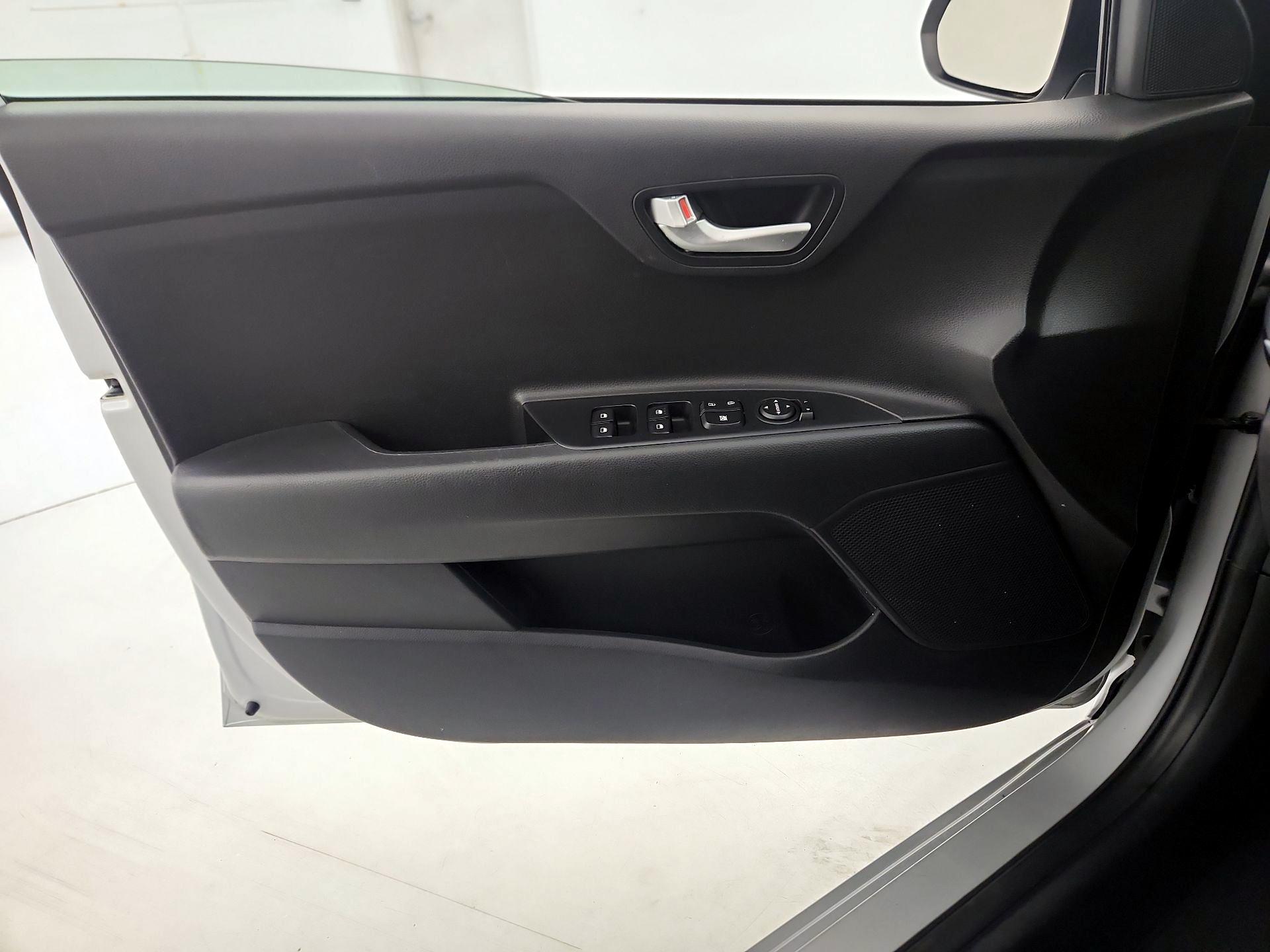 Thumbnail: 2022 Kia Rio - 12