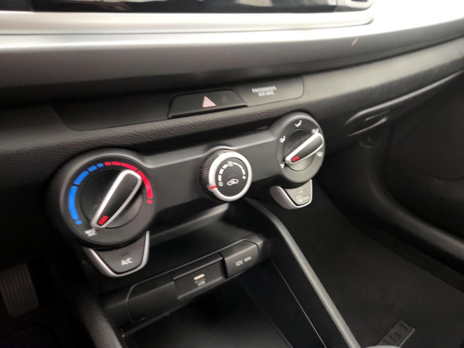 Thumbnail: 2022 Kia Rio - 16