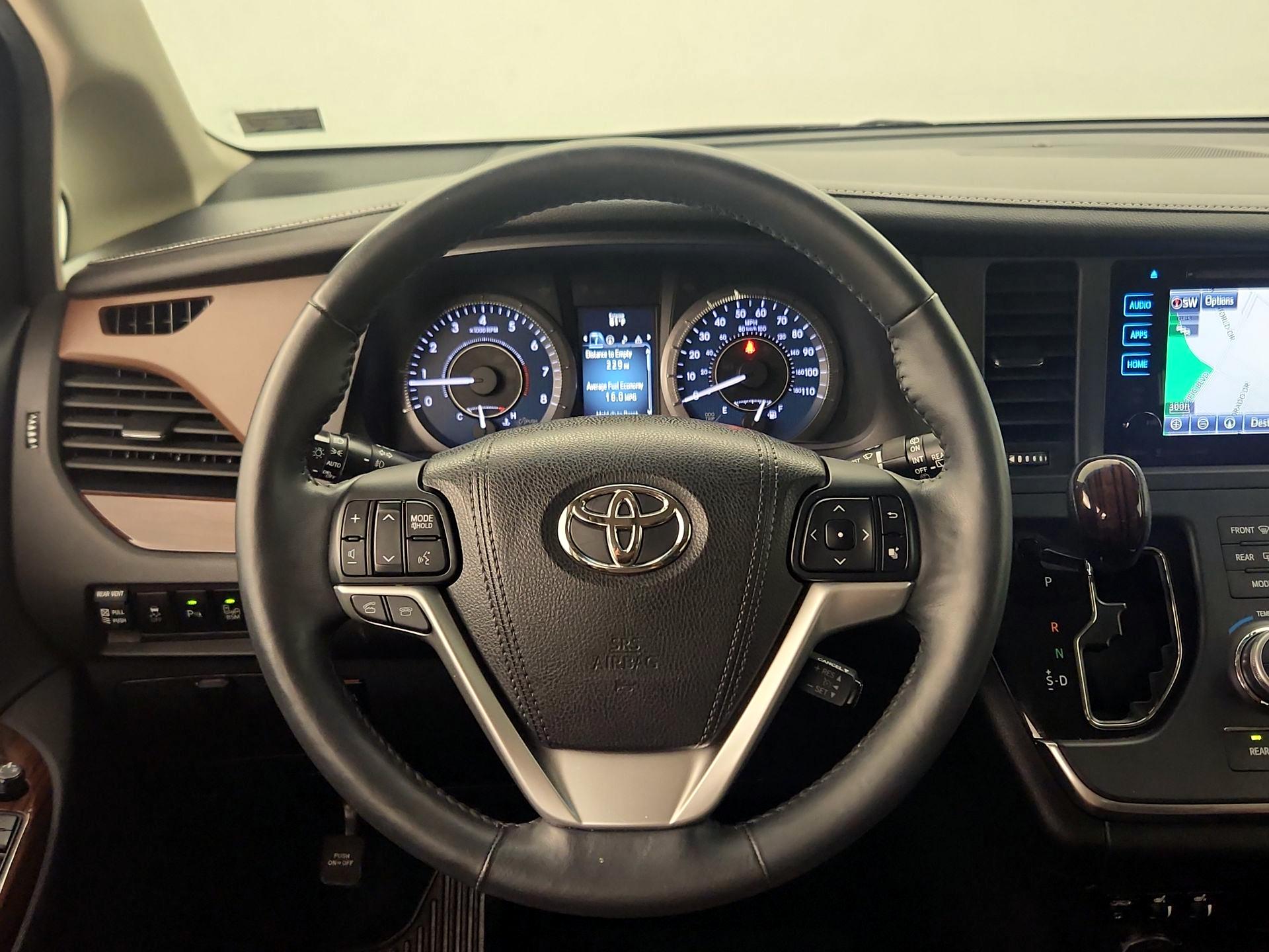 Thumbnail: 2016 Toyota Sienna - 10