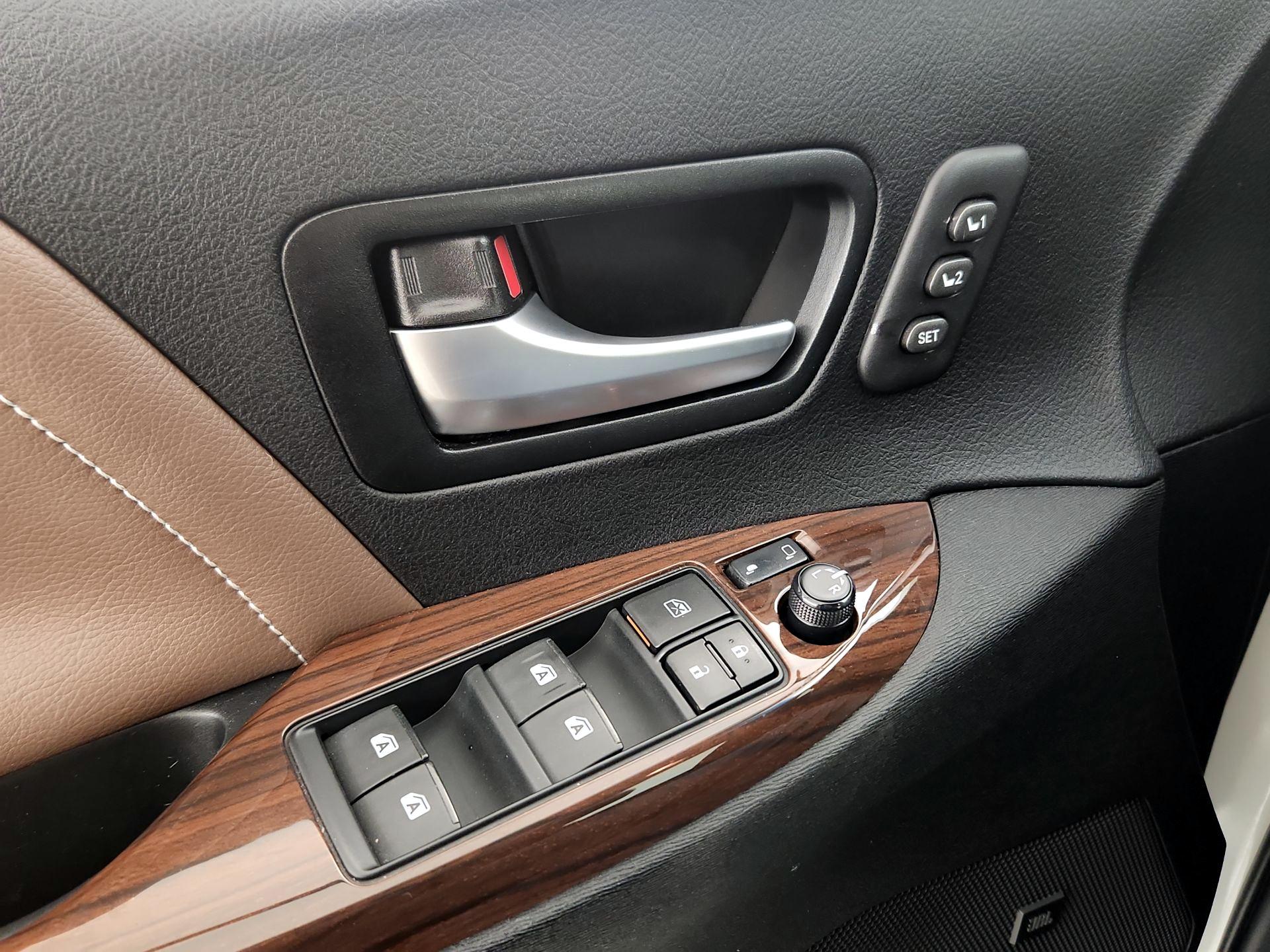 Thumbnail: 2016 Toyota Sienna - 12