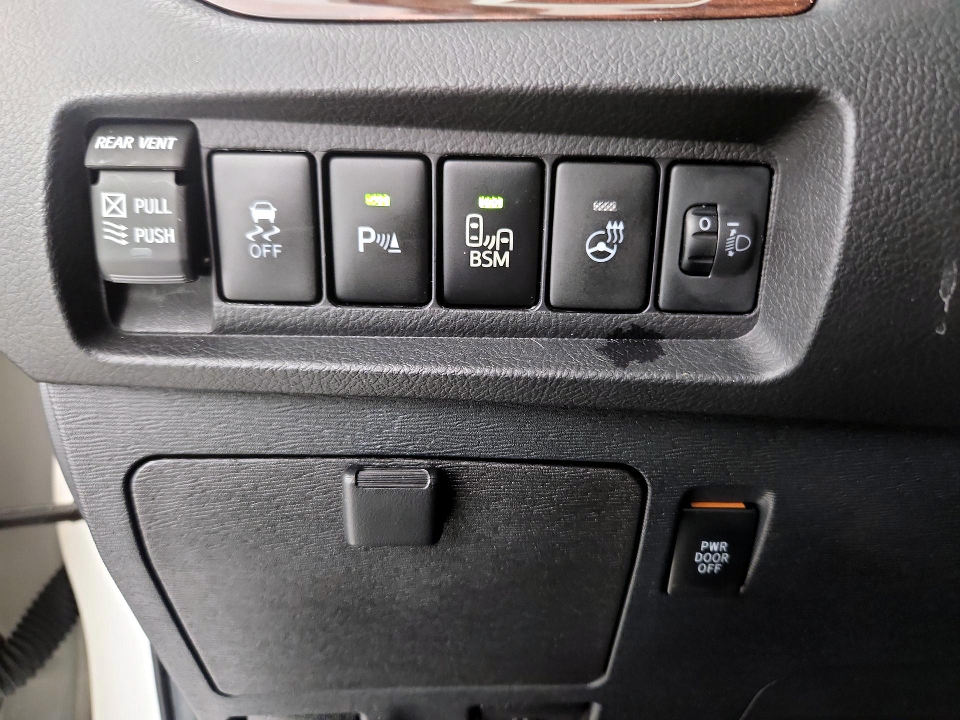 Thumbnail: 2016 Toyota Sienna - 13