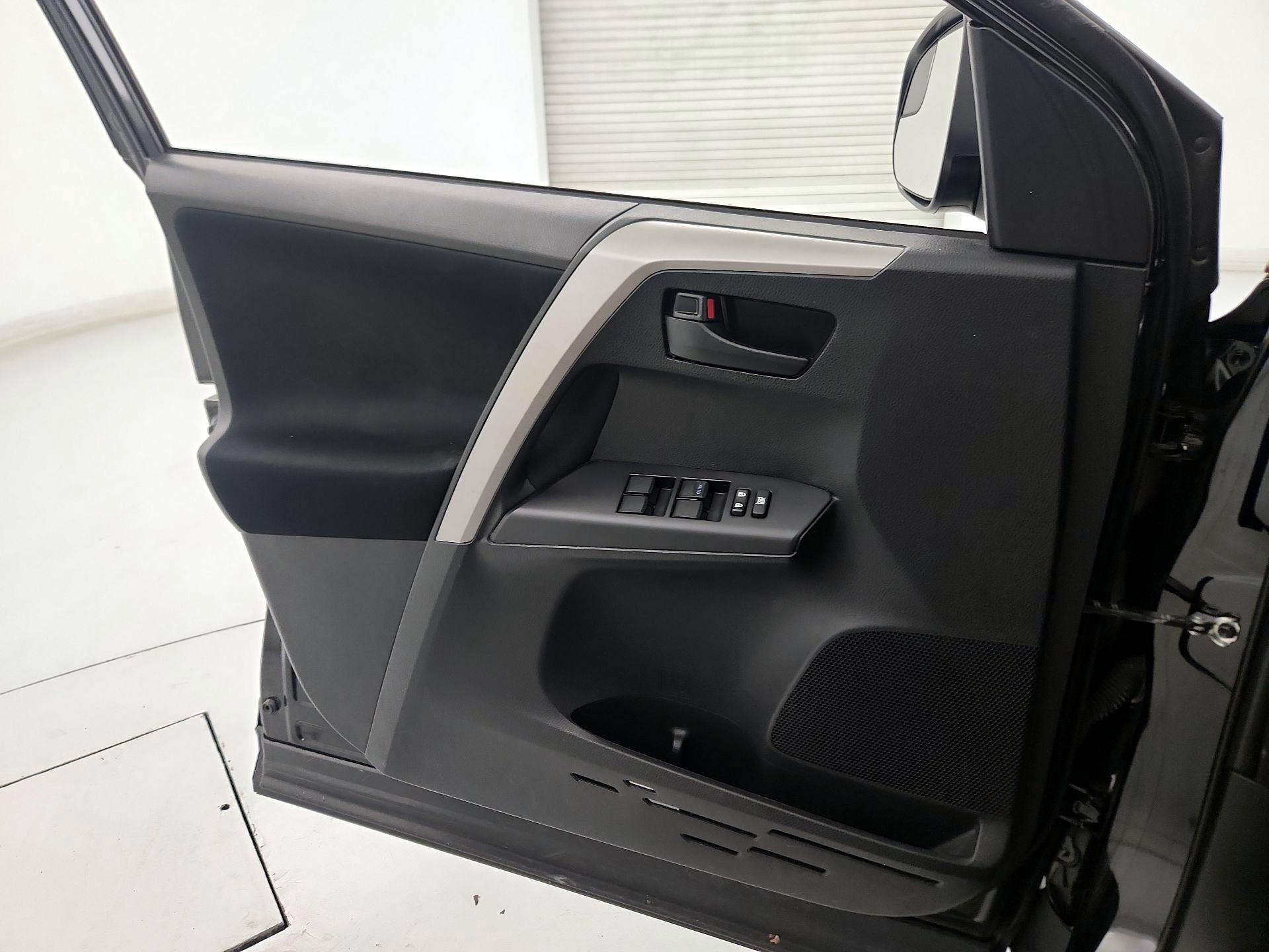 Thumbnail: 2018 Toyota RAV4 - 12