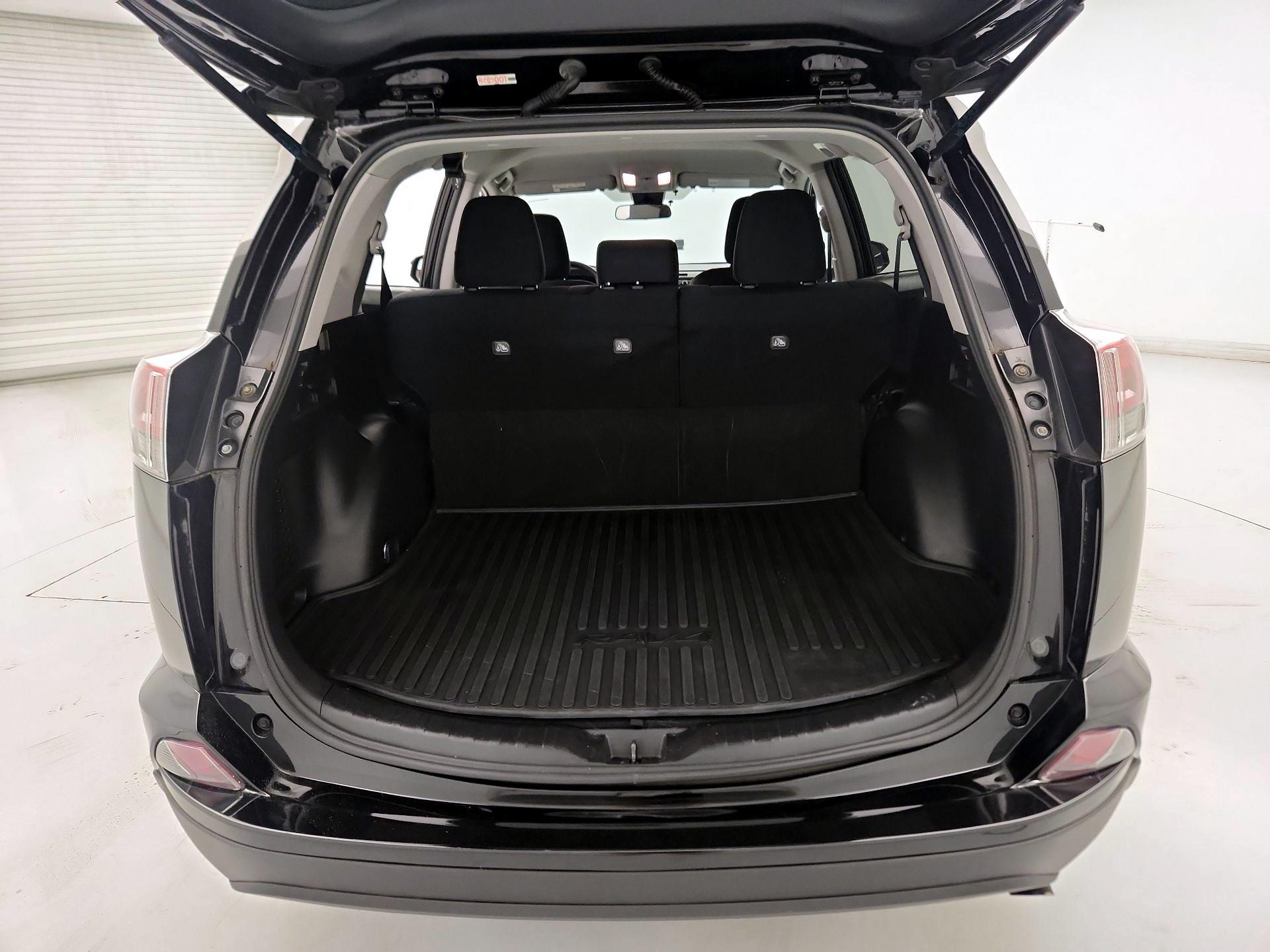 Thumbnail: 2018 Toyota RAV4 - 20