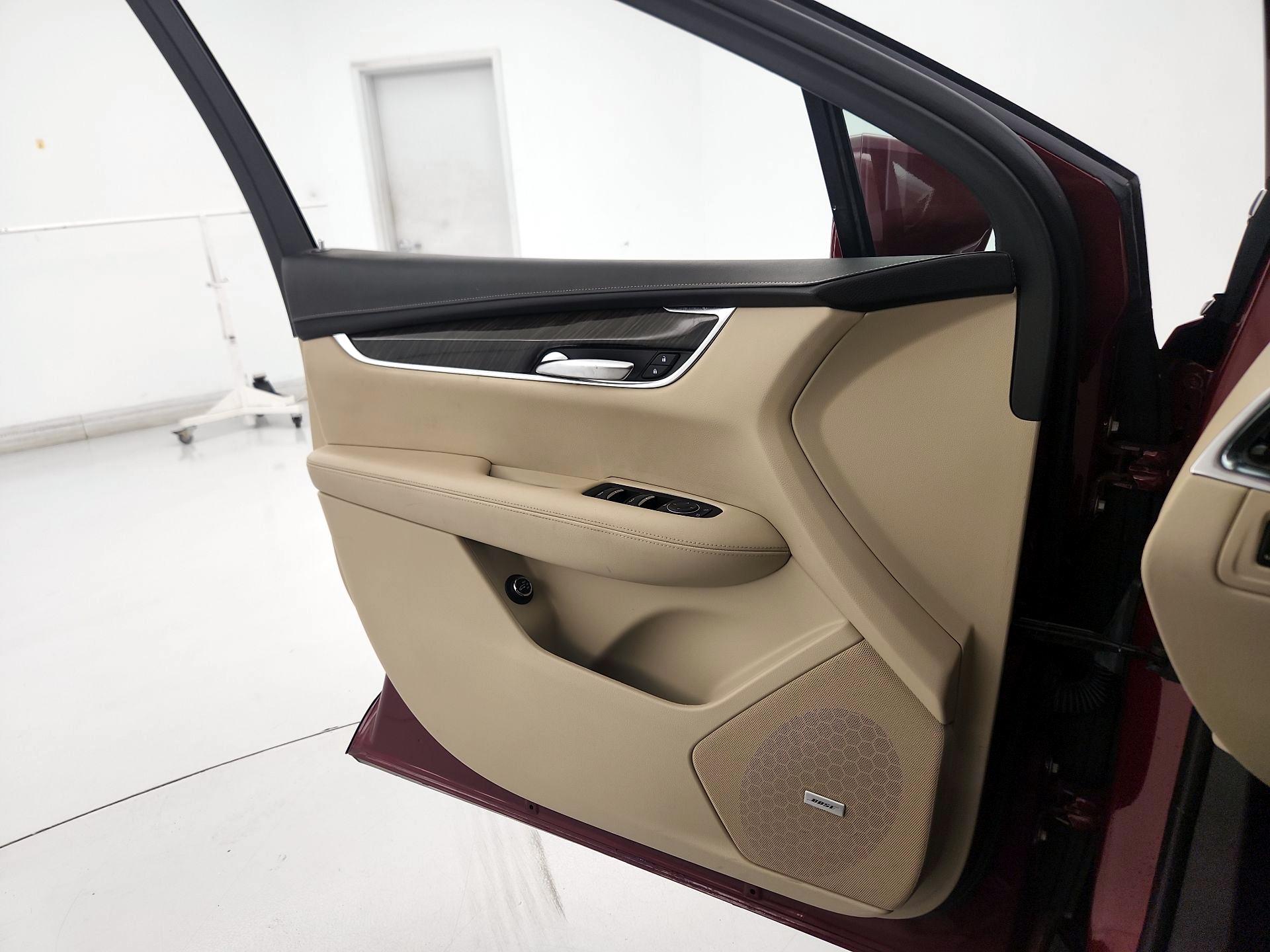 Thumbnail: 2017 Cadillac XT5 - 12