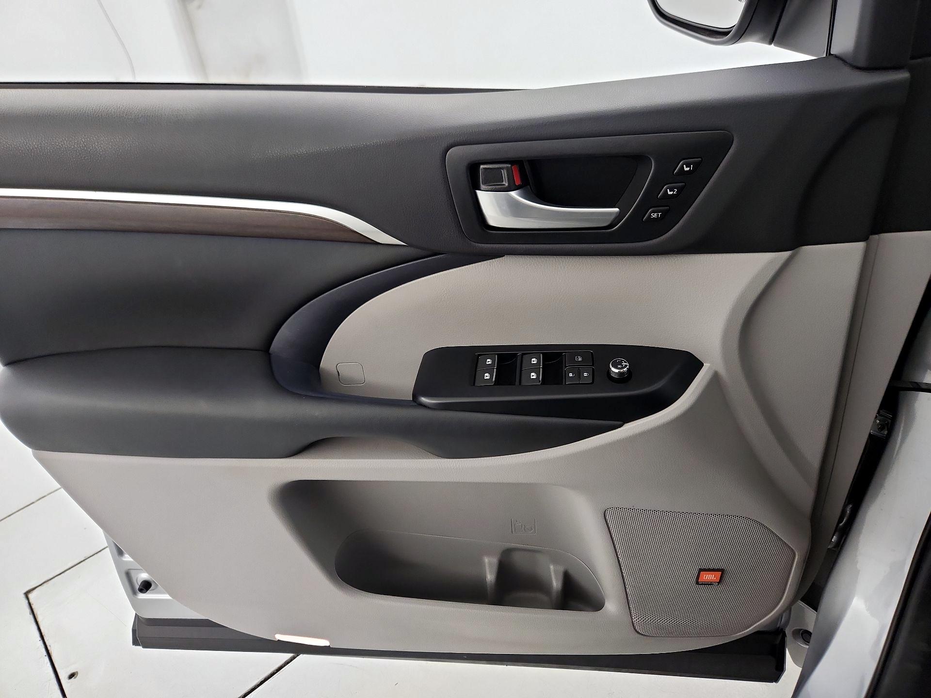 Thumbnail: 2015 Toyota Highlander - 12