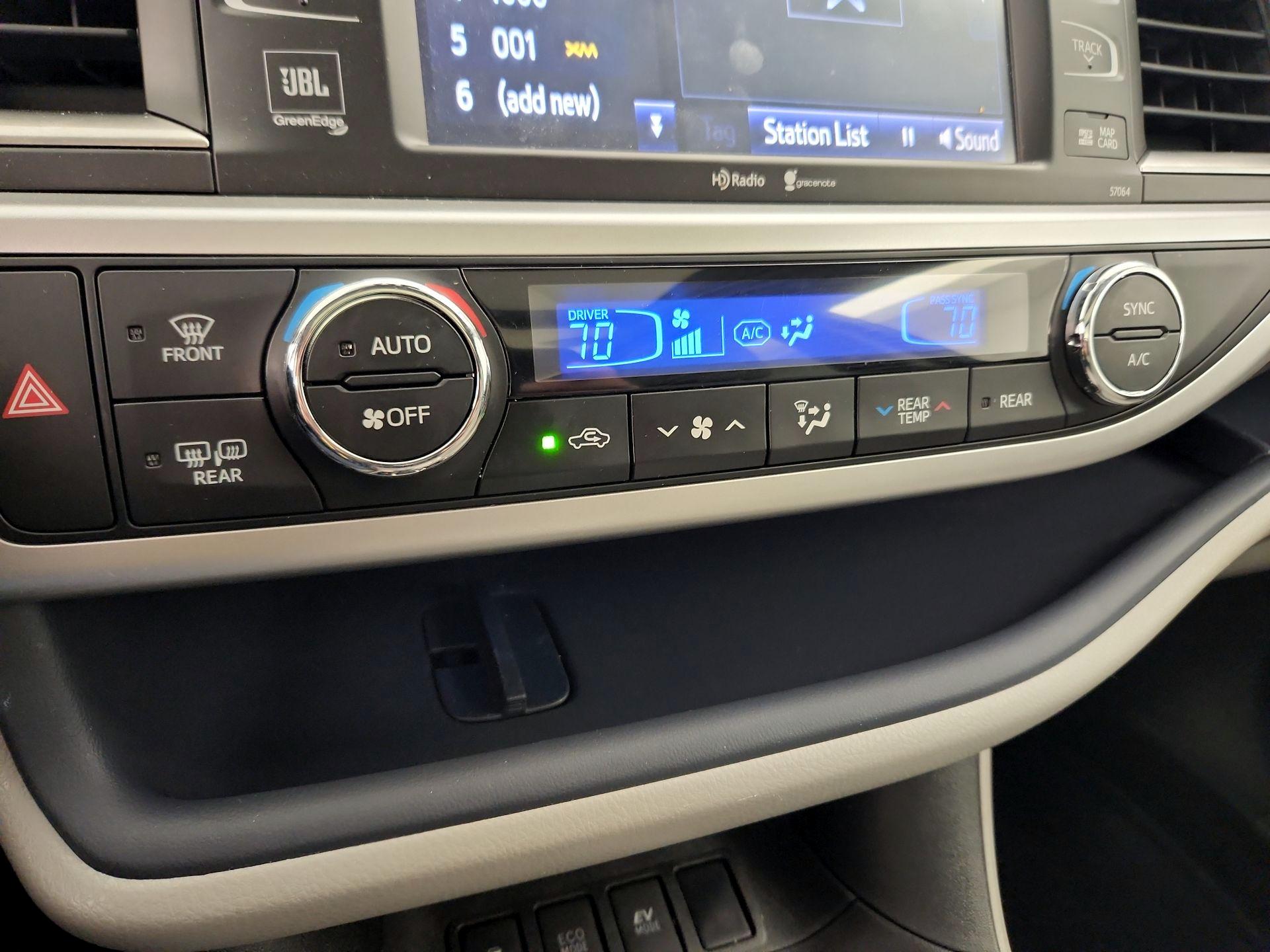 Thumbnail: 2015 Toyota Highlander - 17