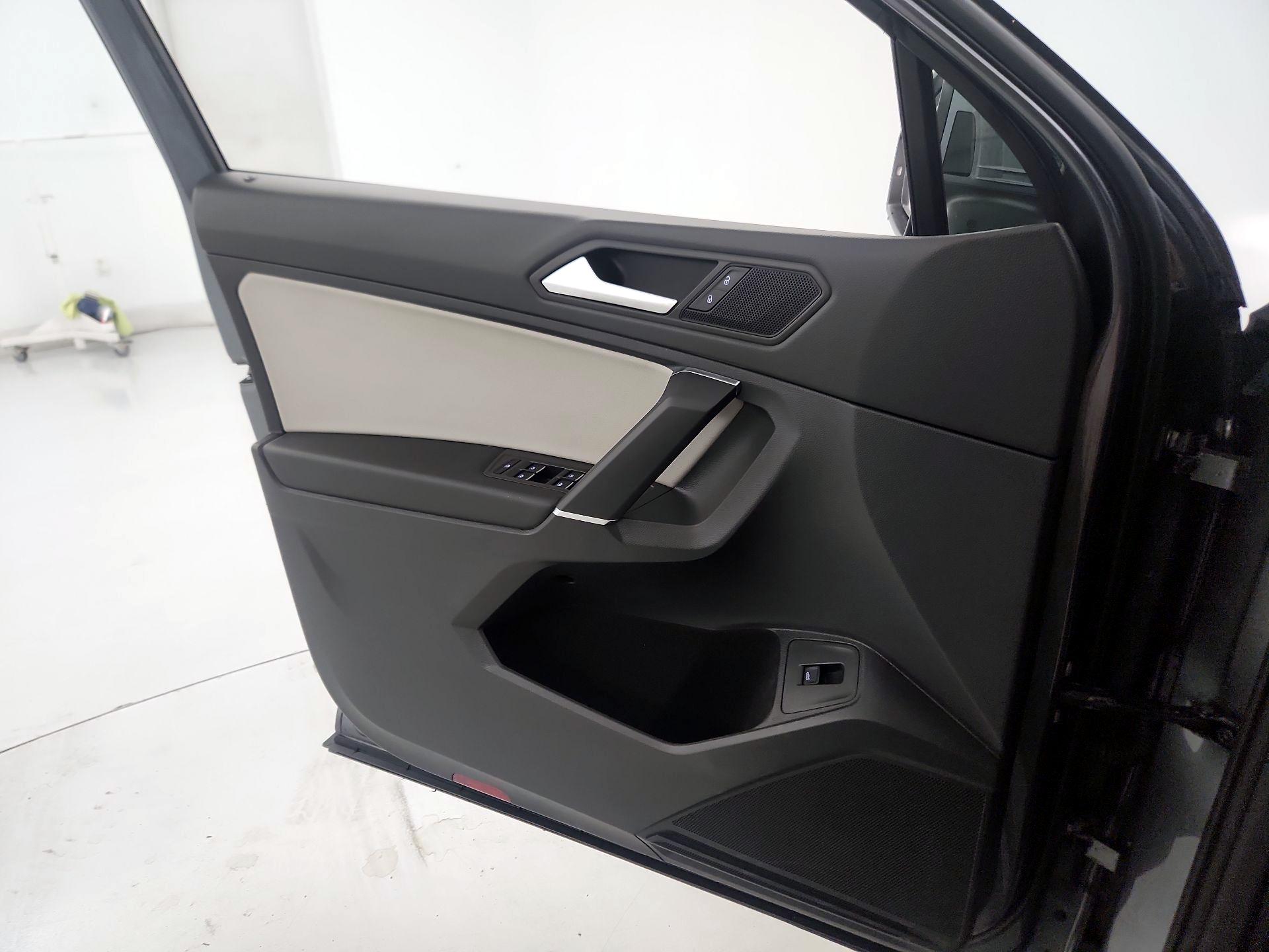 Thumbnail: 2020 Volkswagen Tiguan - 12