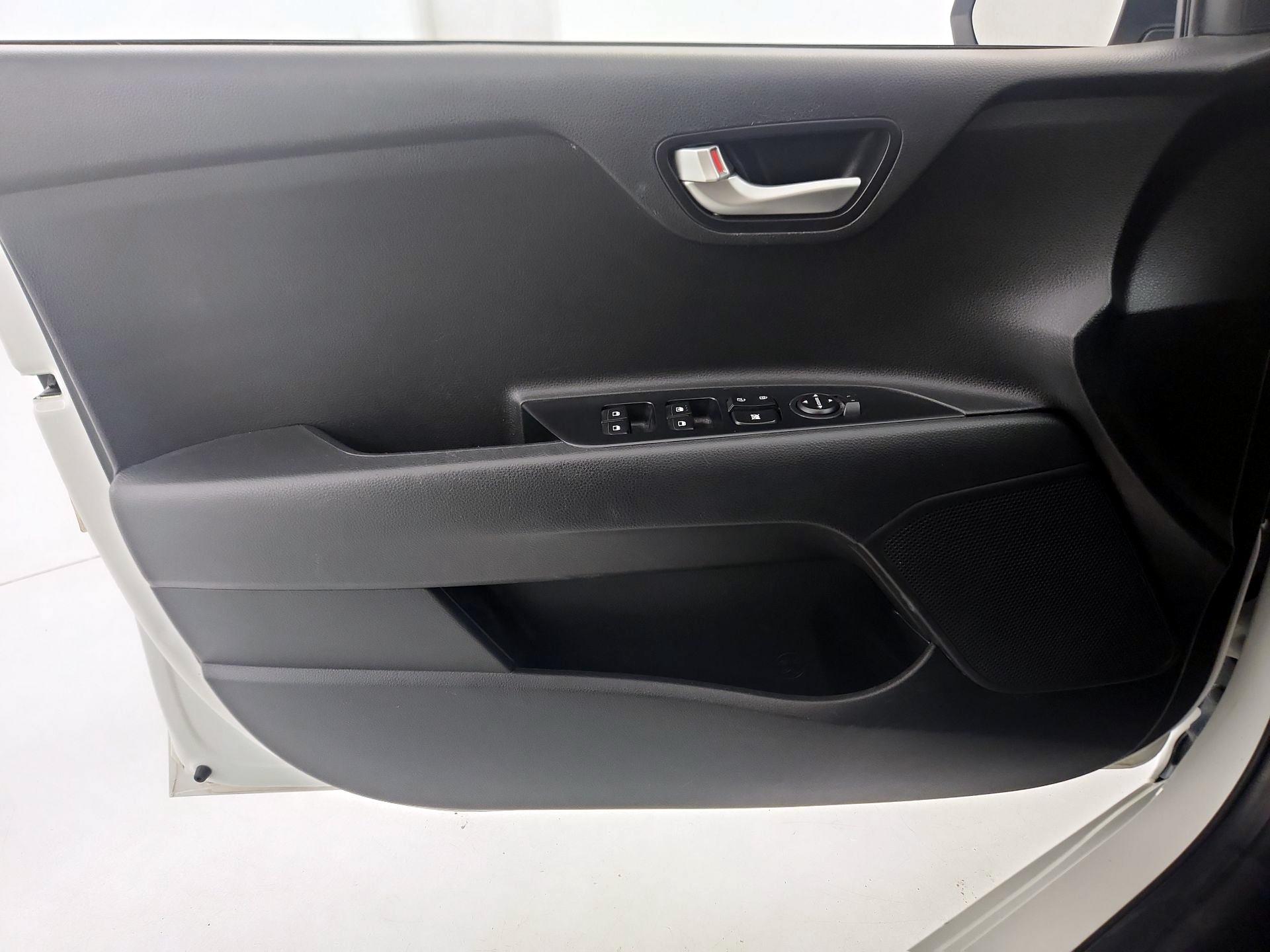 Thumbnail: 2019 Kia Rio - 12