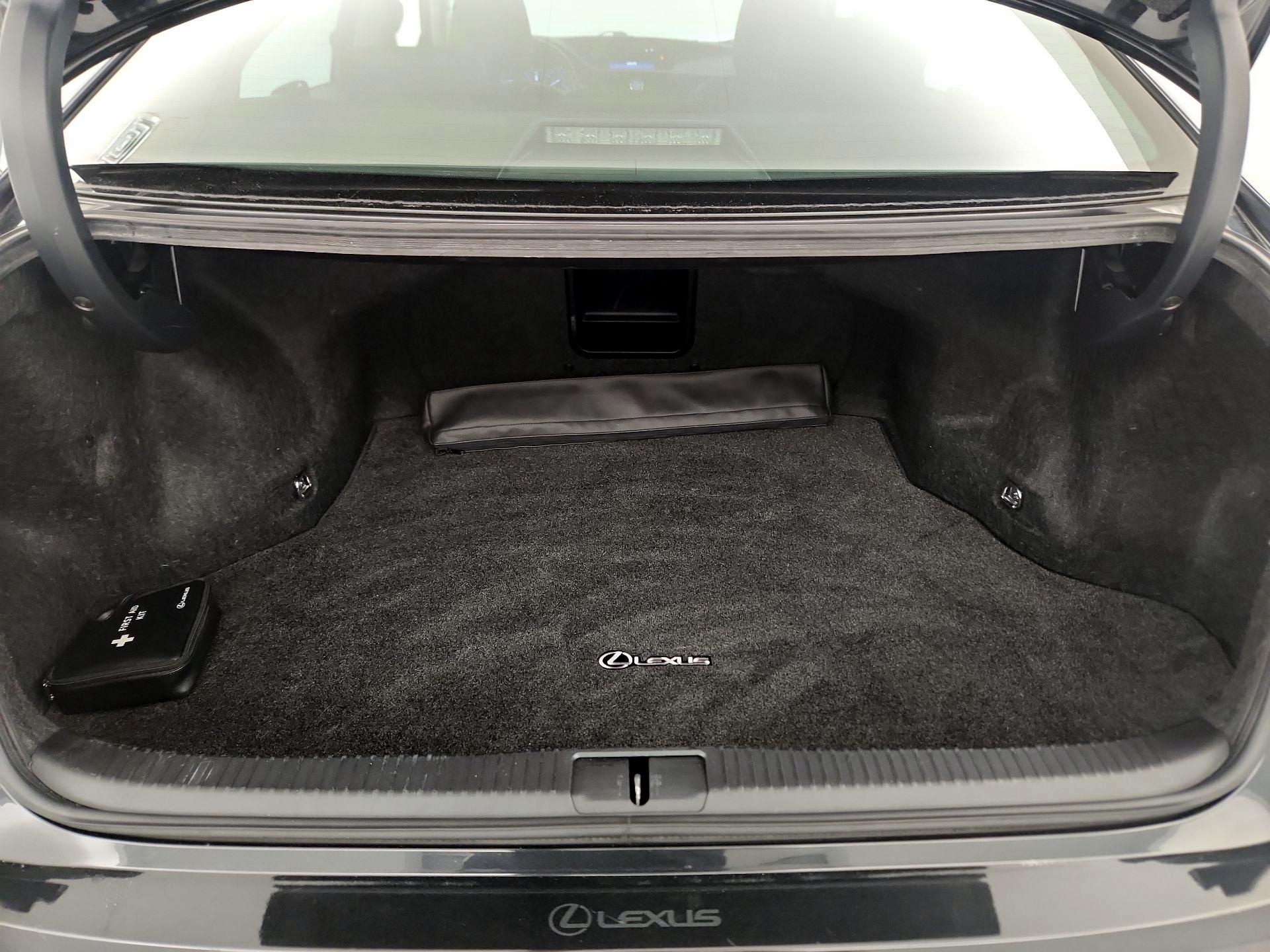 Thumbnail: 2017 Lexus ES - 19