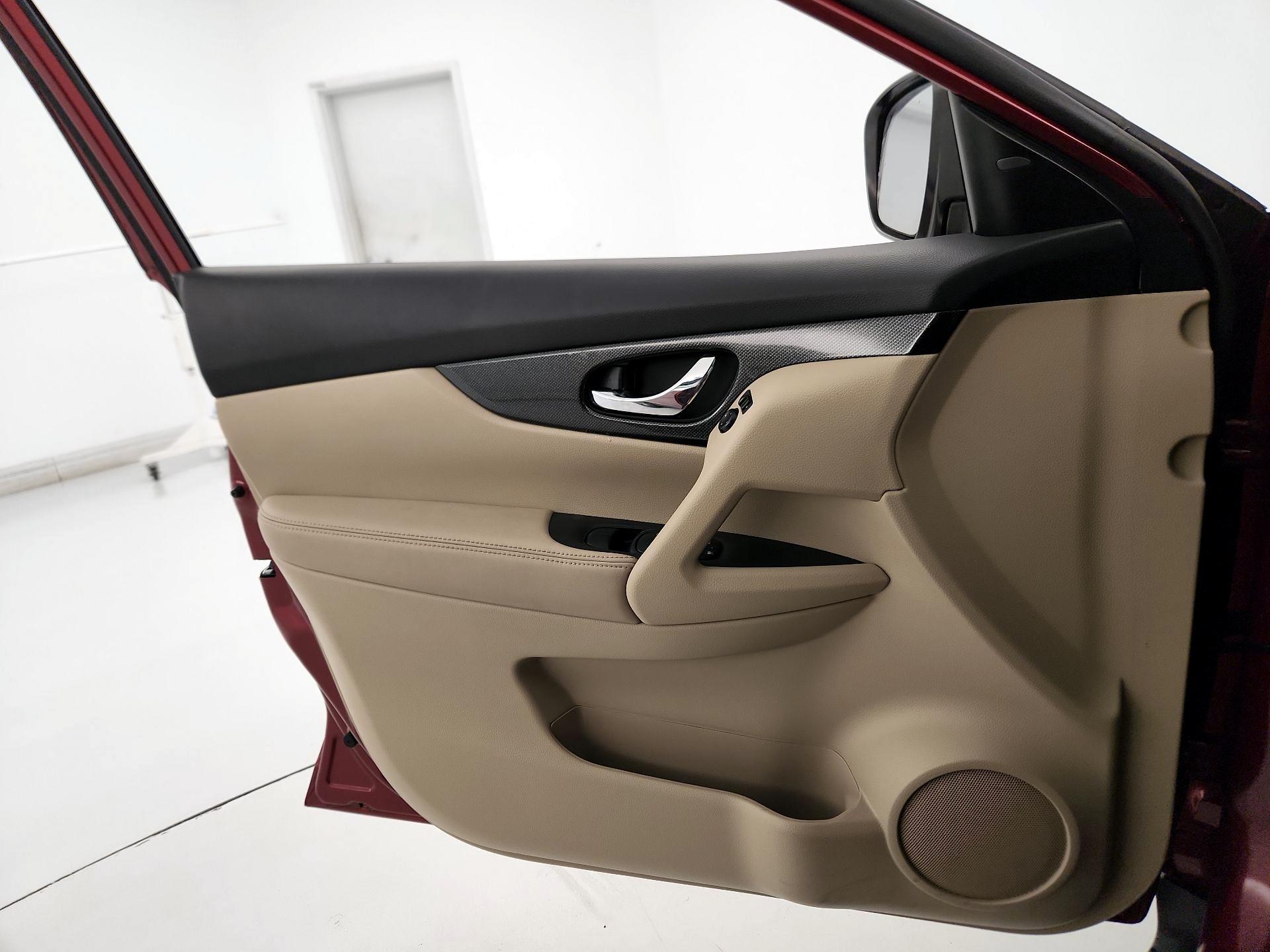 Thumbnail: 2016 Nissan Rogue - 12