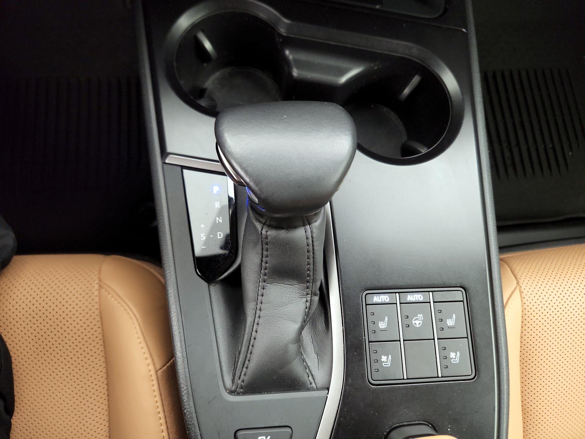 Thumbnail: 2023 Lexus UX - 17