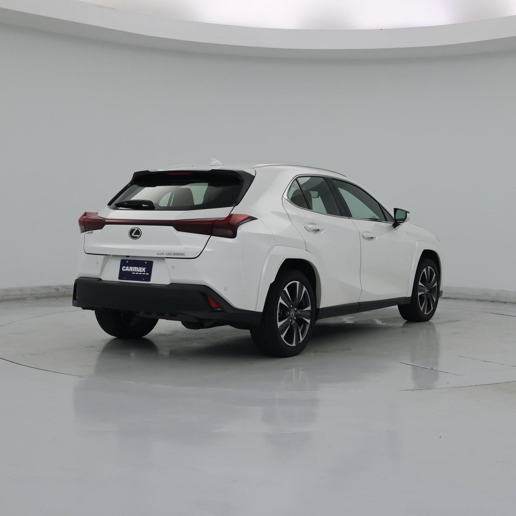 Thumbnail: 2023 Lexus UX - 8