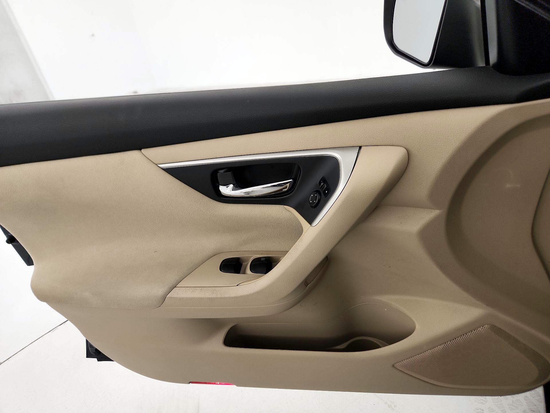 Thumbnail: 2015 Nissan Altima - 12