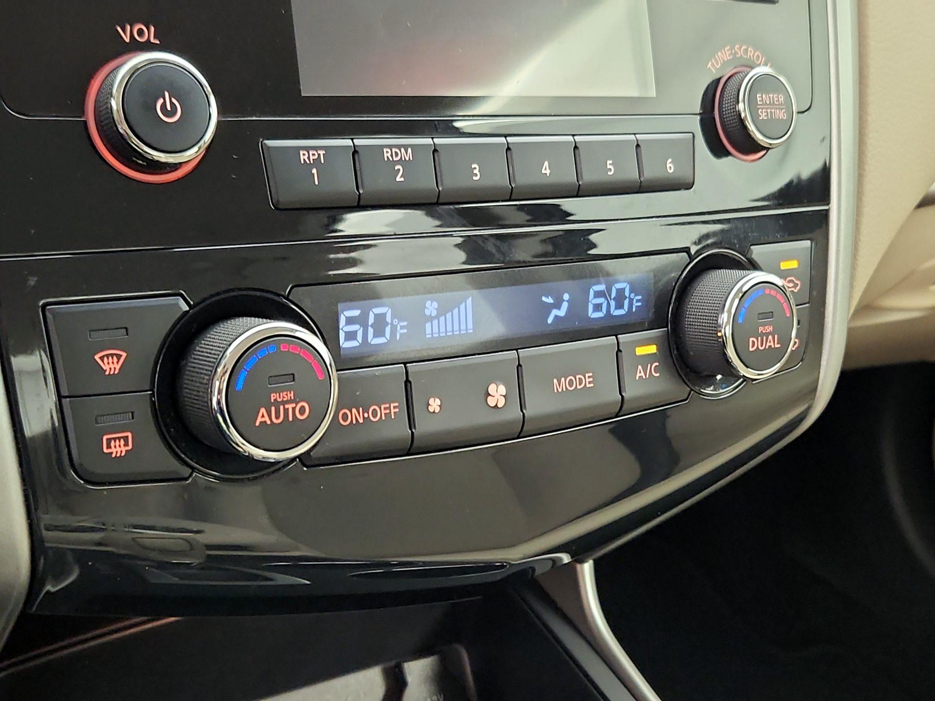 Thumbnail: 2015 Nissan Altima - 16