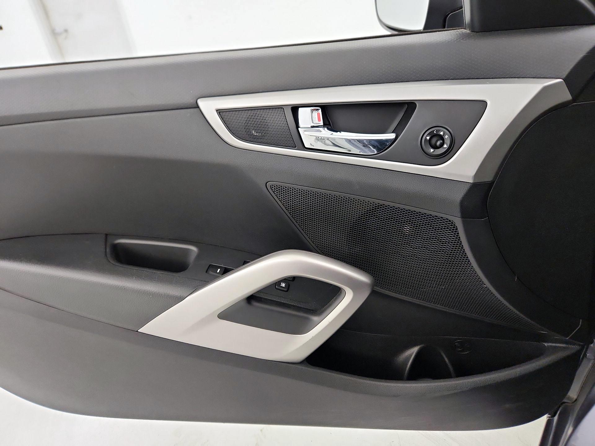 Thumbnail: 2017 Hyundai Veloster - 12