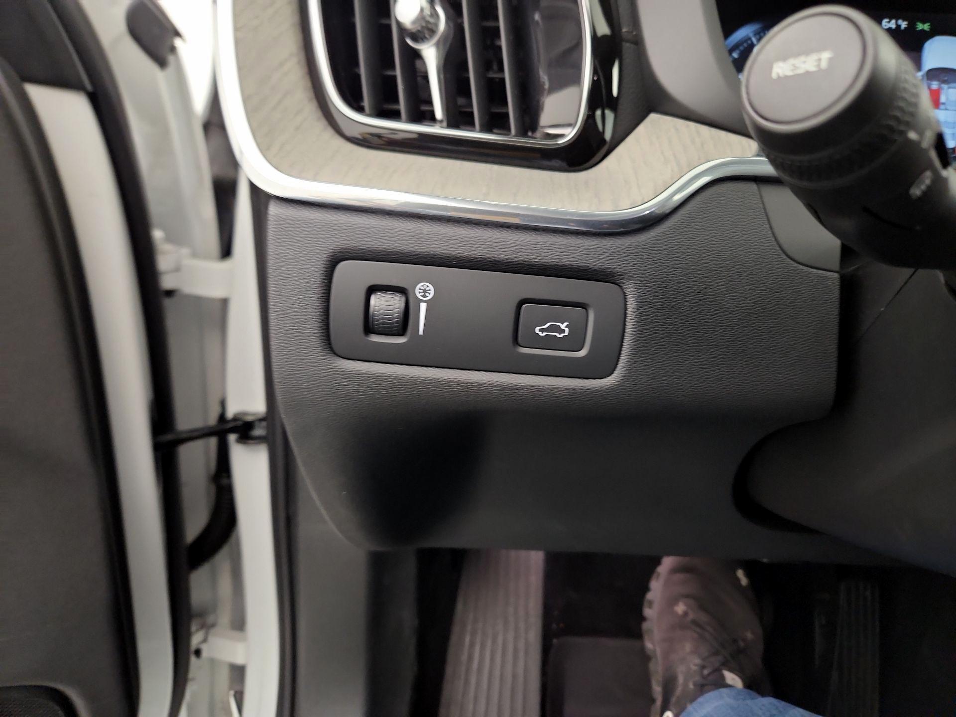 Thumbnail: 2020 Volvo XC60 - 13