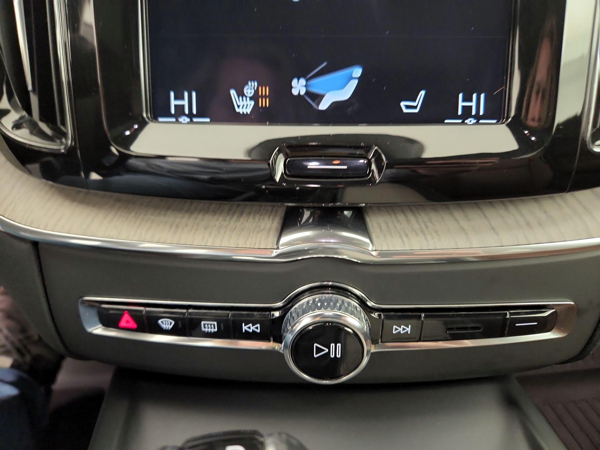 Thumbnail: 2020 Volvo XC60 - 16