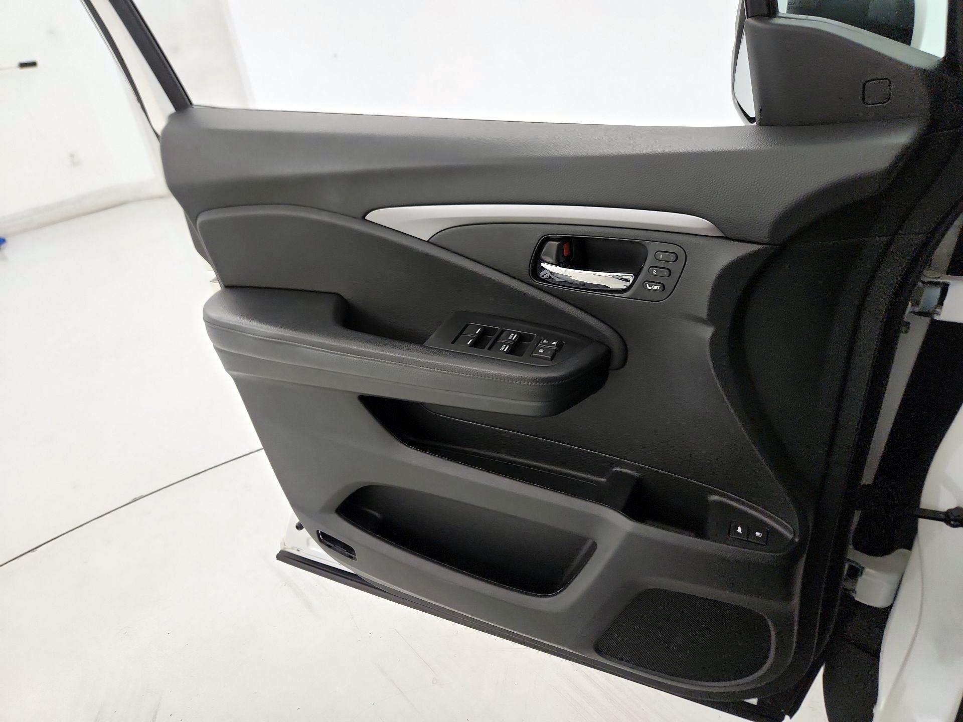 Thumbnail: 2019 Honda Pilot - 12