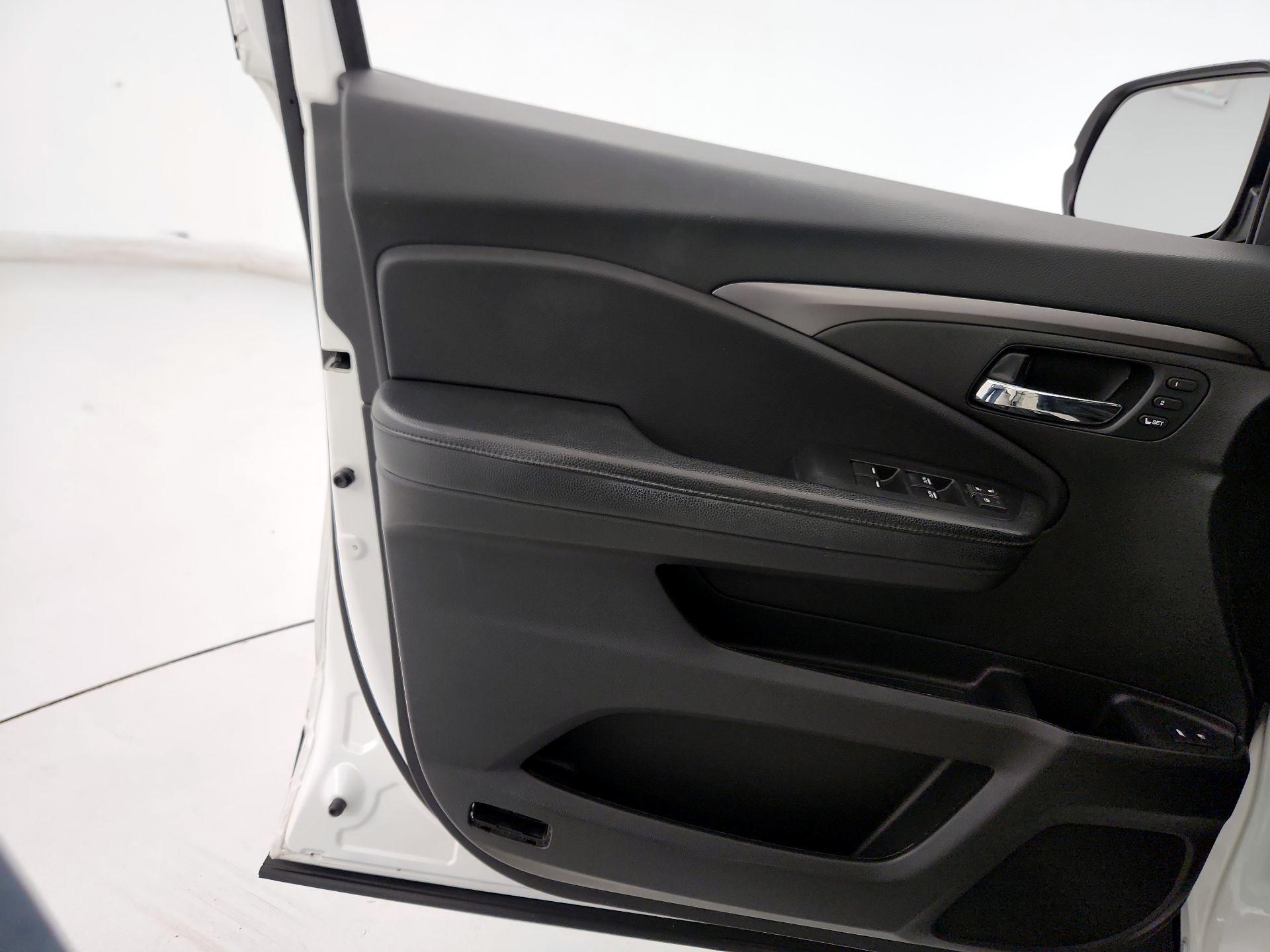 Thumbnail: 2019 Honda Pilot - 13