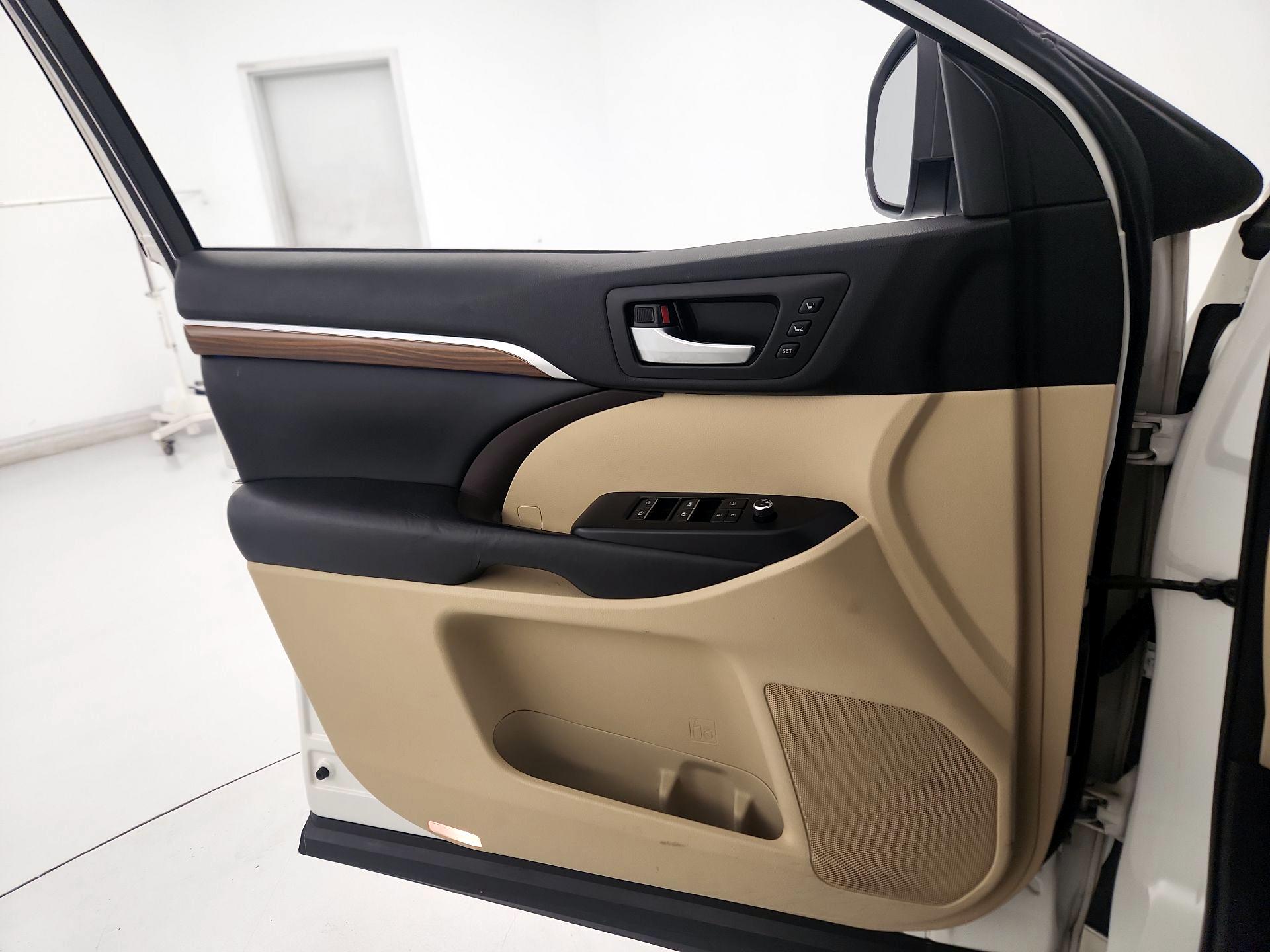 Thumbnail: 2017 Toyota Highlander - 12