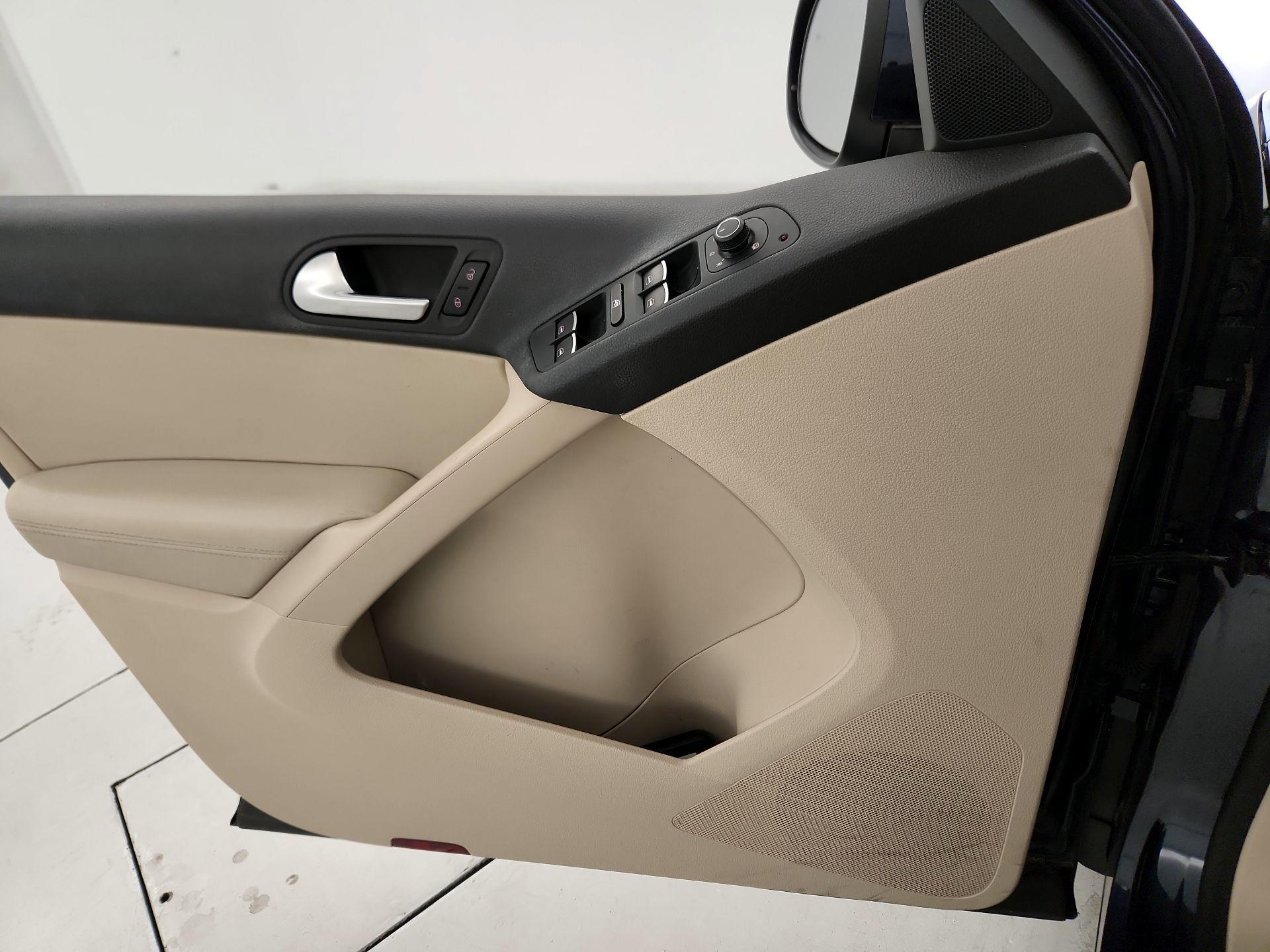 Thumbnail: 2016 Volkswagen Tiguan - 12