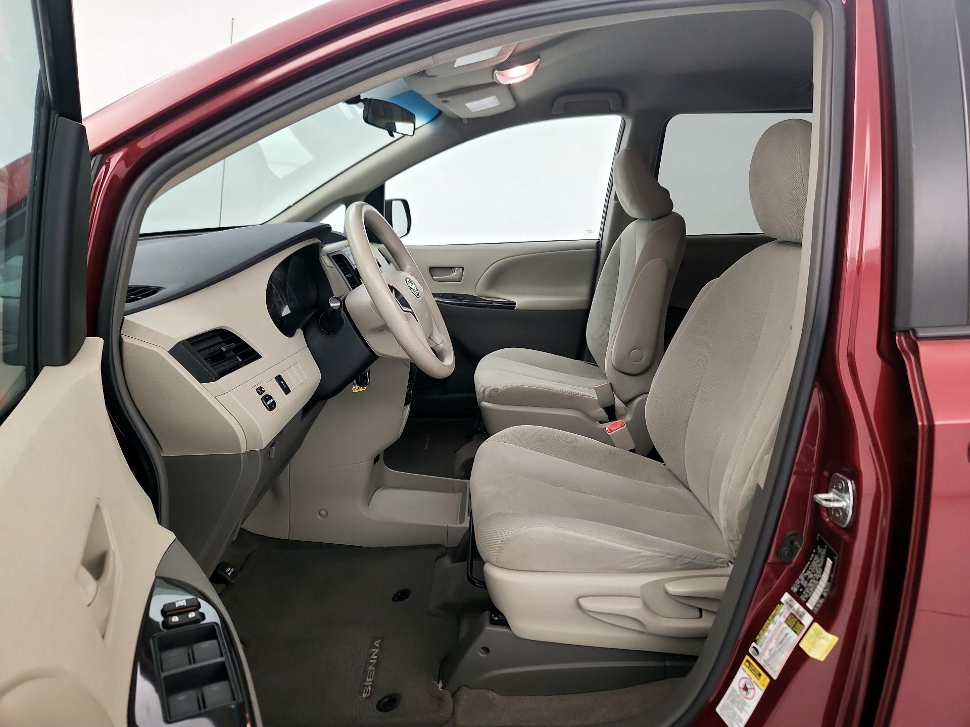 Thumbnail: 2014 Toyota Sienna - 11