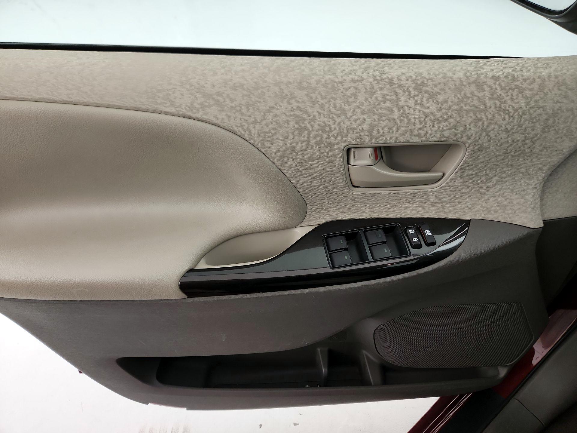 Thumbnail: 2014 Toyota Sienna - 12