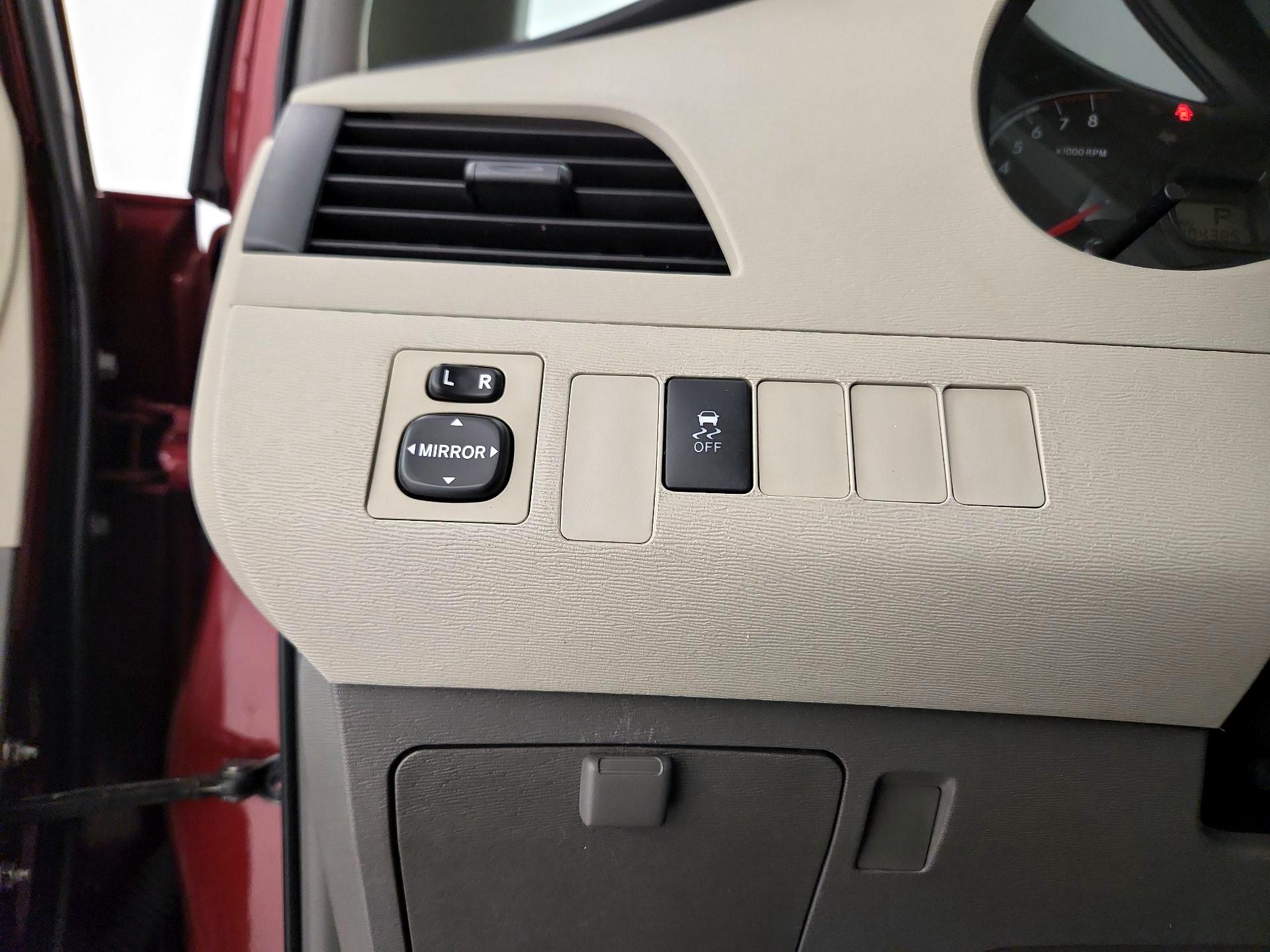 Thumbnail: 2014 Toyota Sienna - 13
