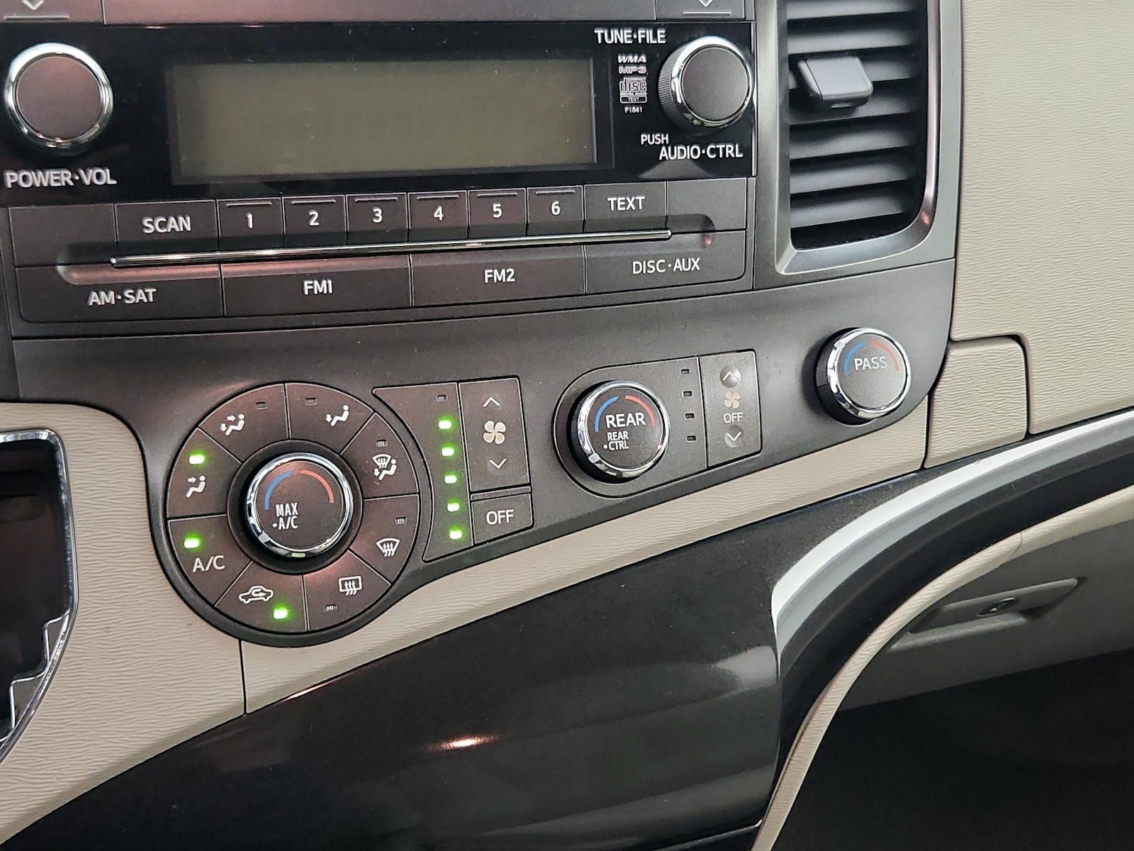 2014 Toyota Sienna L - Photo 16