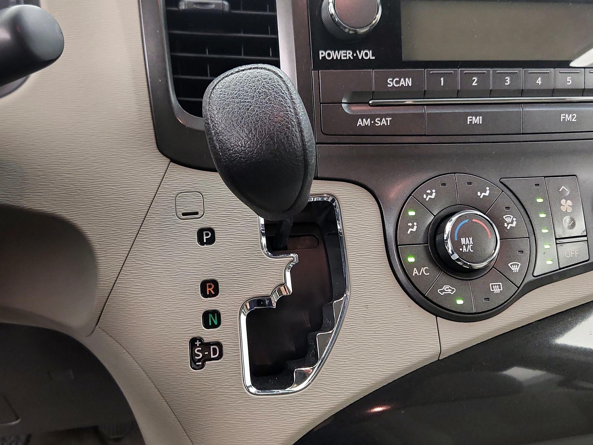 Thumbnail: 2014 Toyota Sienna - 16
