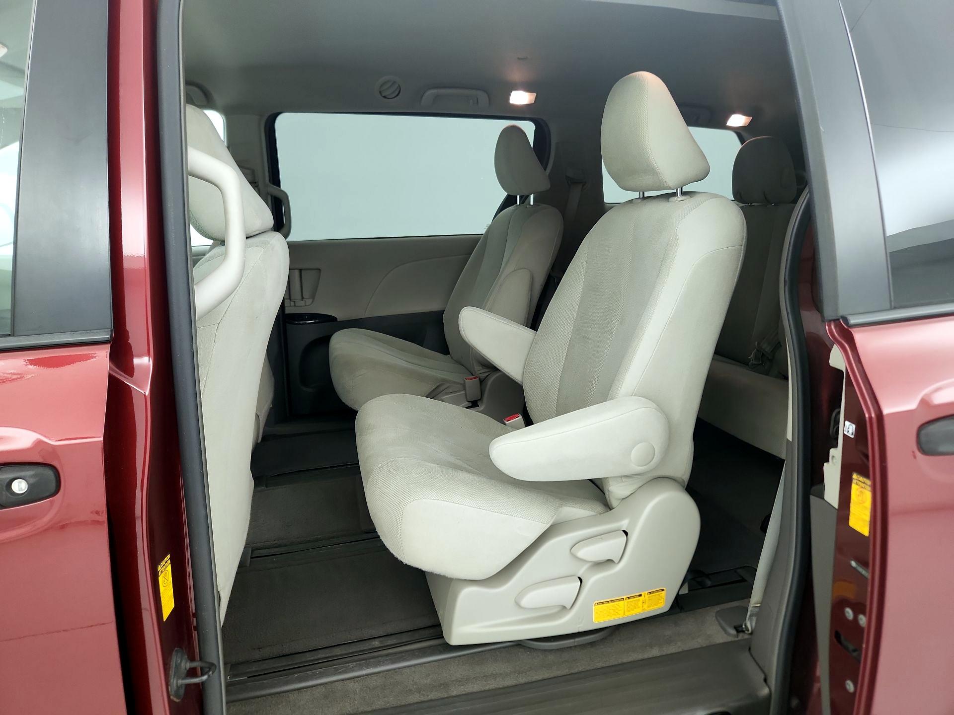 Thumbnail: 2014 Toyota Sienna - 18