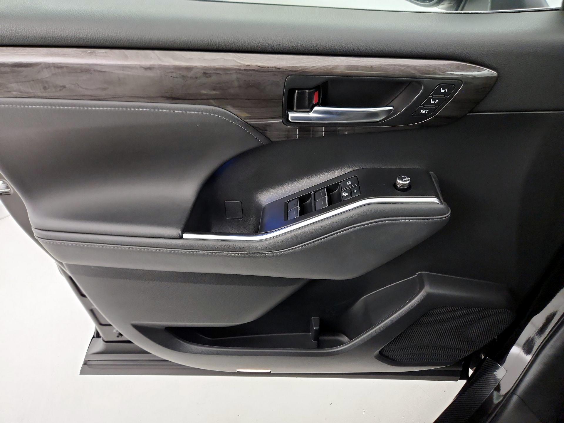 Thumbnail: 2021 Toyota Highlander - 12