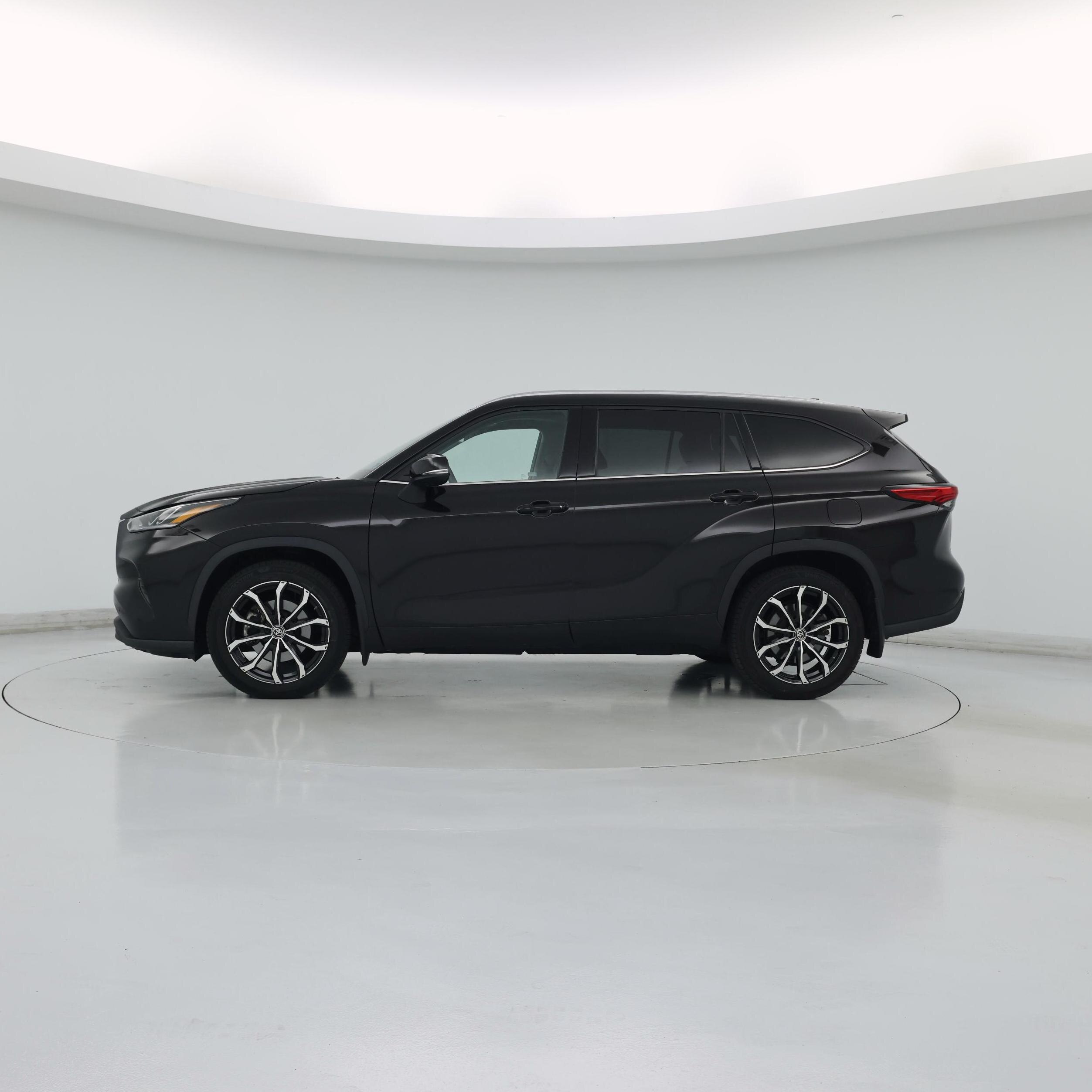 Thumbnail: 2021 Toyota Highlander - 3
