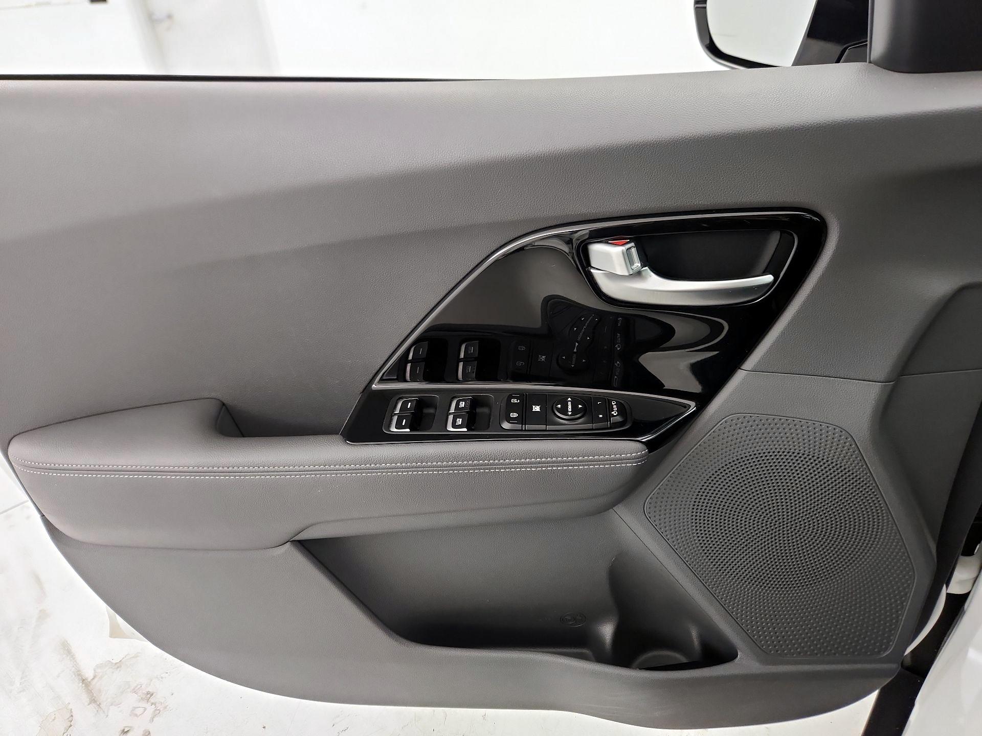 Thumbnail: 2018 Kia Niro - 12