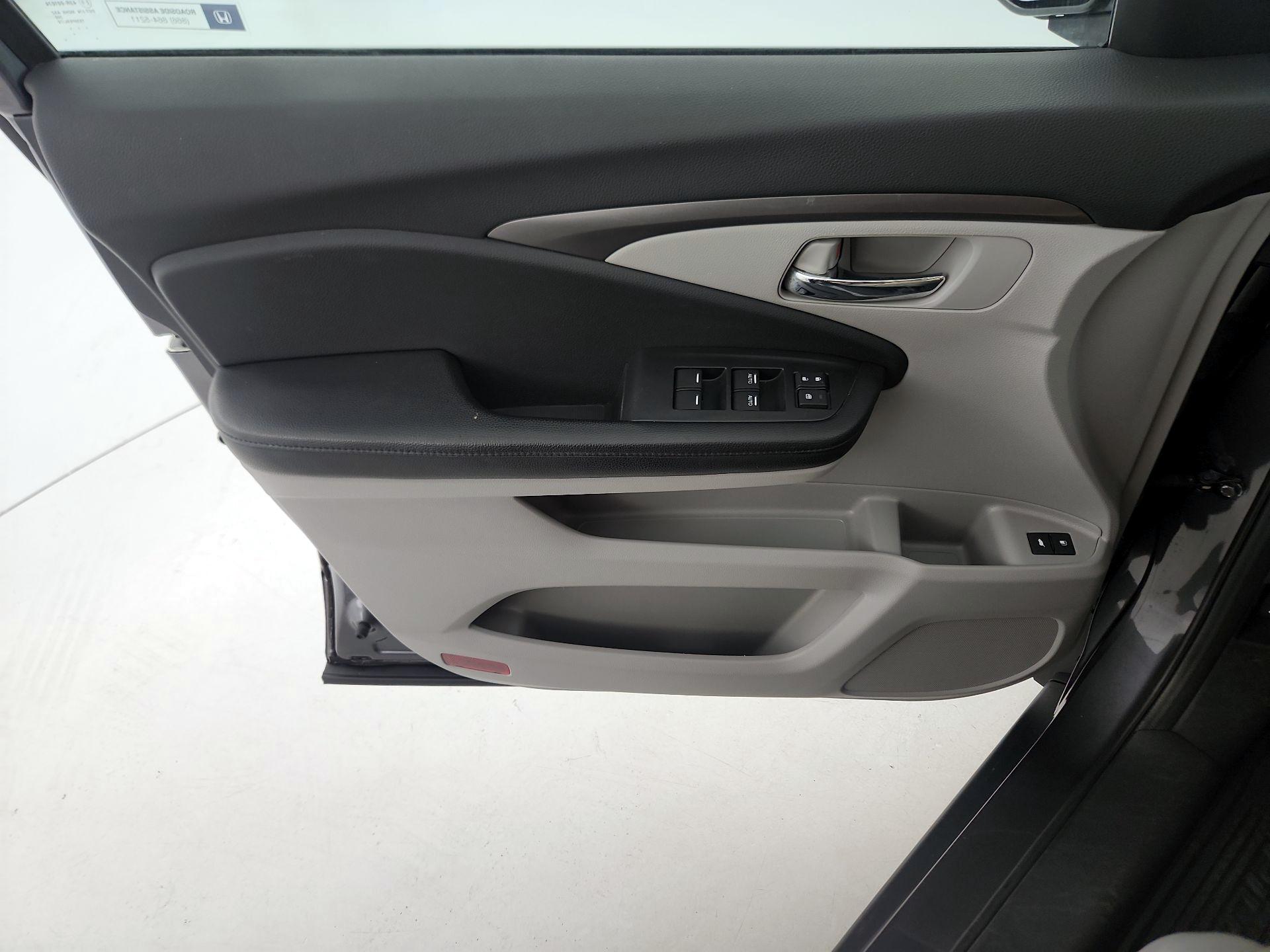 Thumbnail: 2017 Honda Pilot - 12