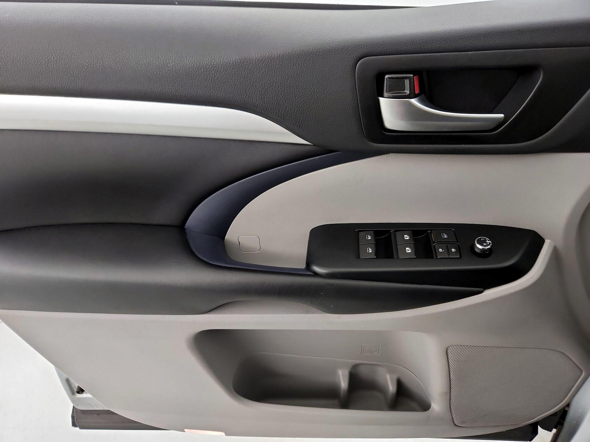 Thumbnail: 2019 Toyota Highlander - 12