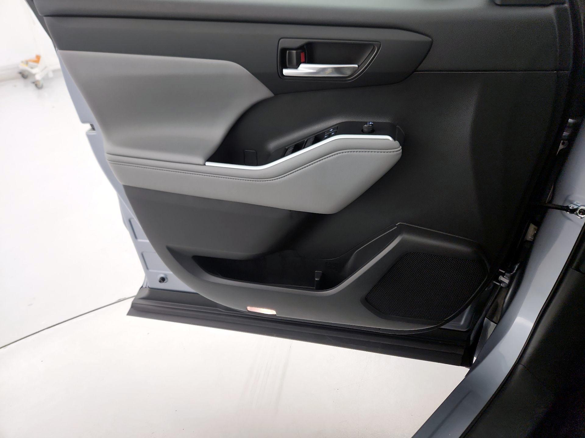 Thumbnail: 2021 Toyota Highlander - 12