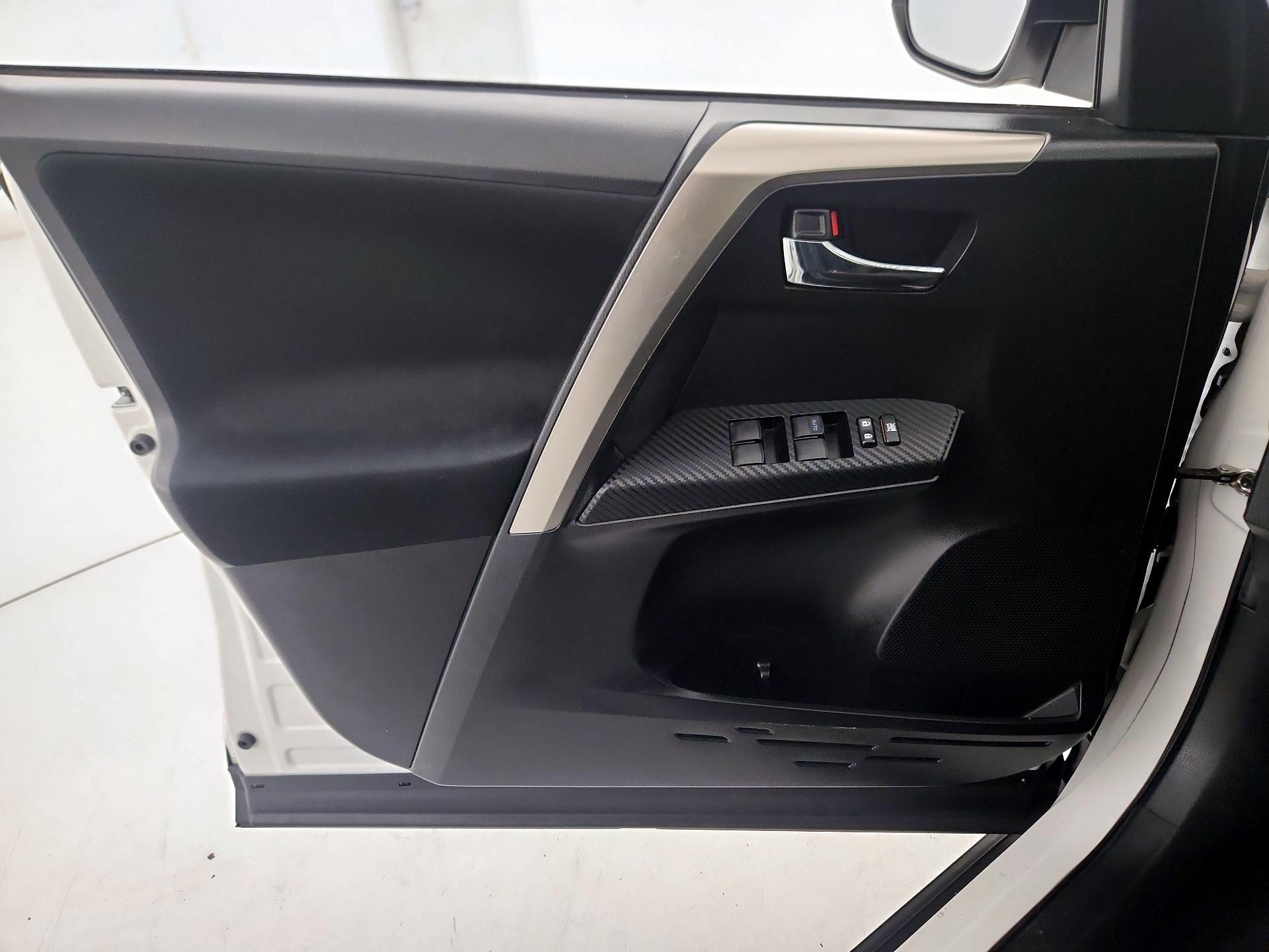 Thumbnail: 2015 Toyota RAV4 - 12